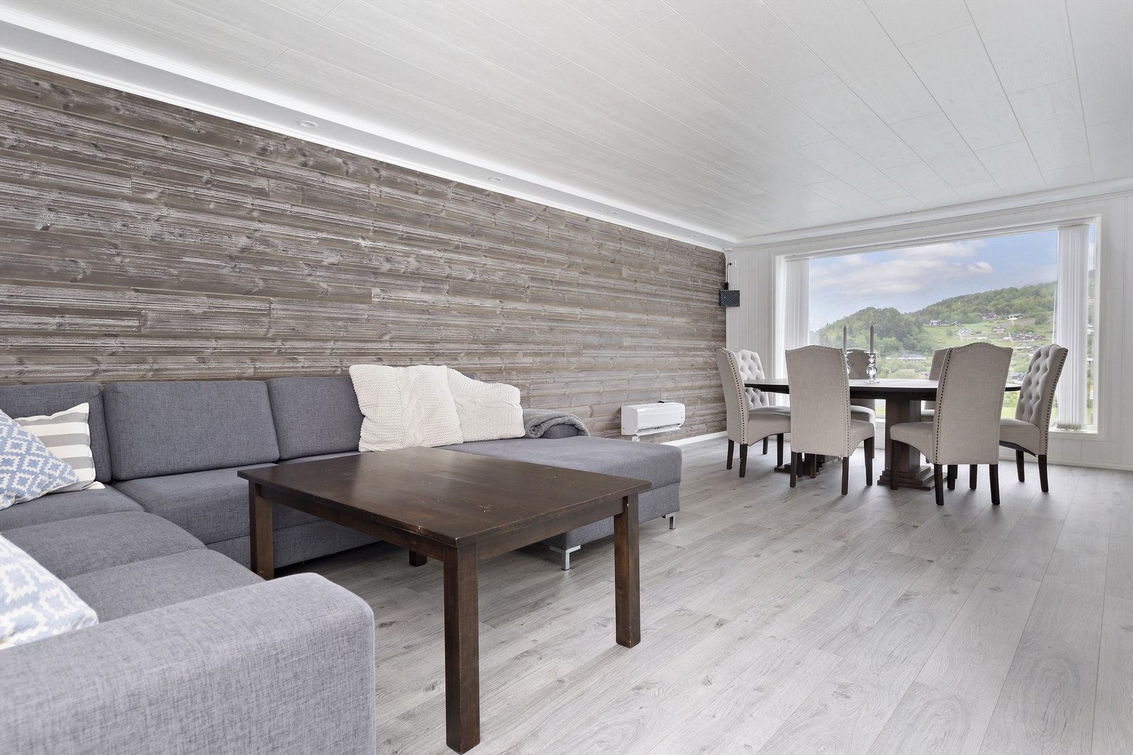 Stue i 1. etasje har godt lysinnslipp Galleribilde