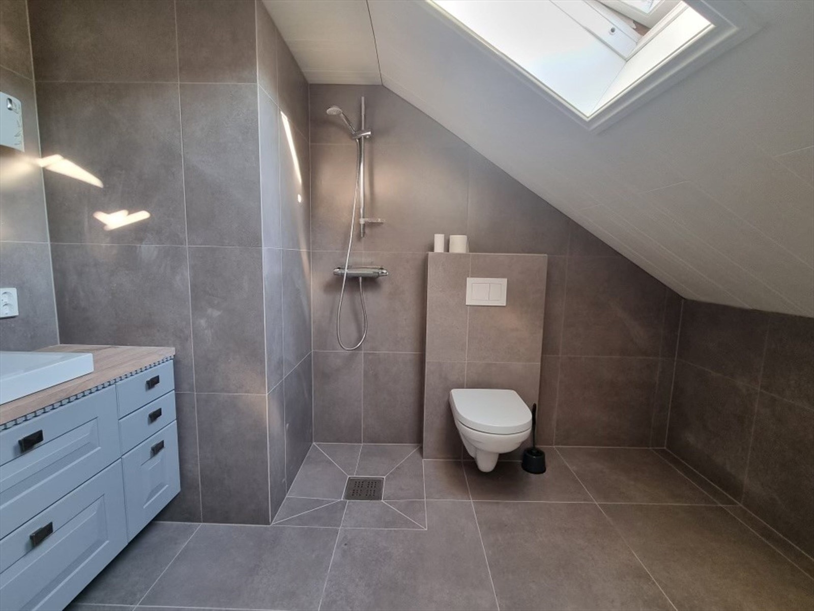 Nyoppusset bad - selgers bilder Galleribilde