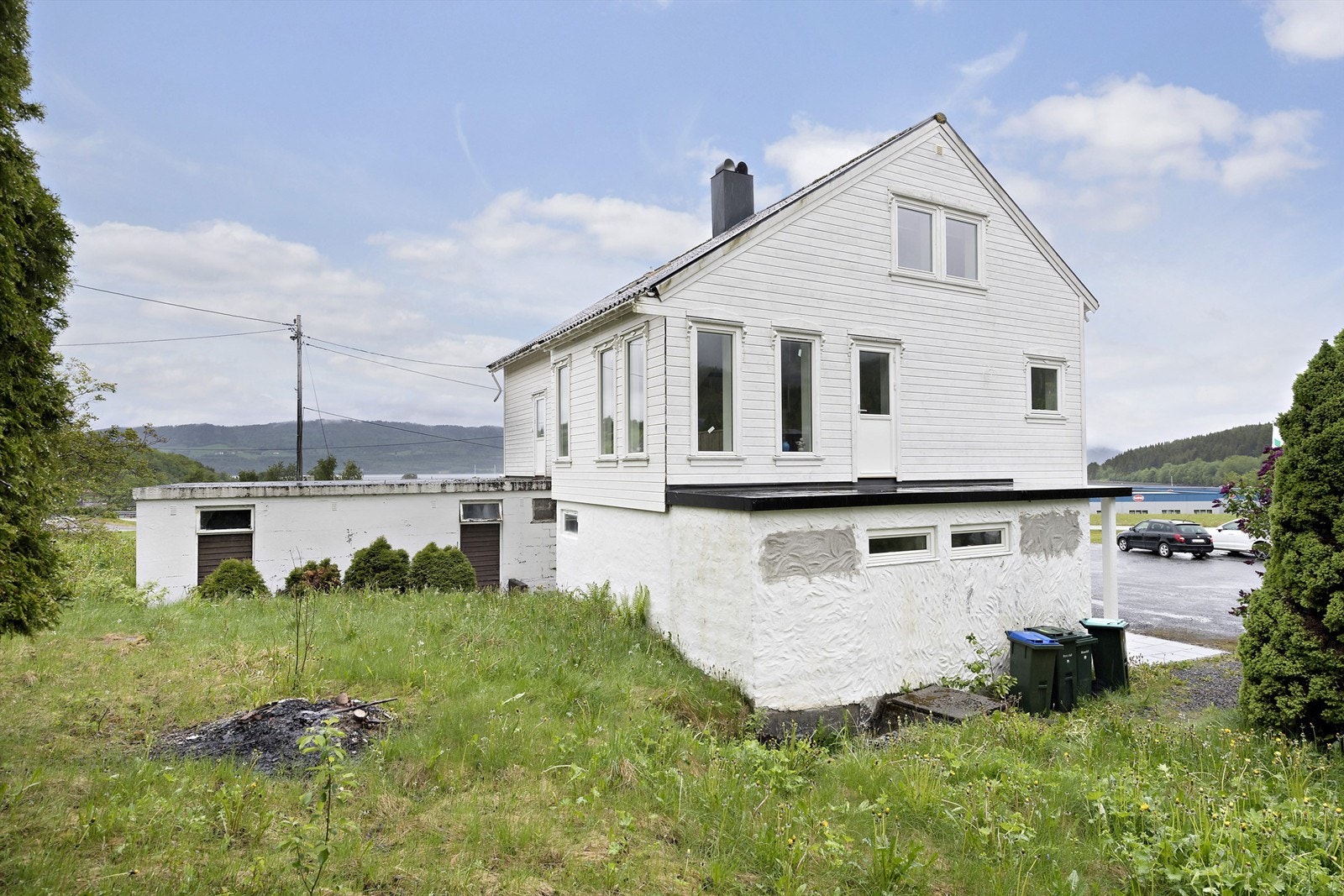 Boligen er påbygd med inngangsparti for 1. etasje og lager/garasje Galleribilde