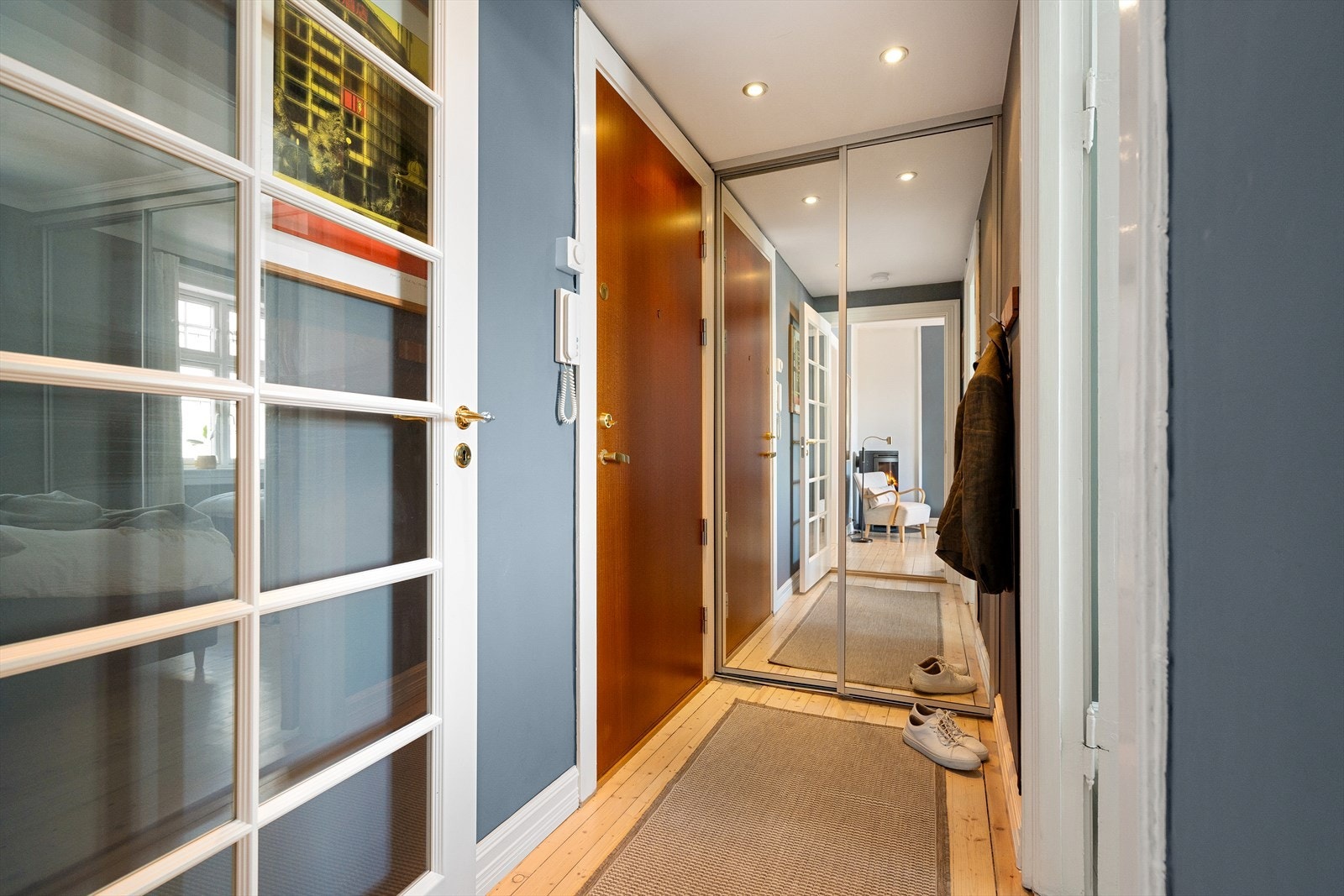 I gangen er det plass til oppbevaring av yttertøy i skyvedørsgarderobe Galleribilde