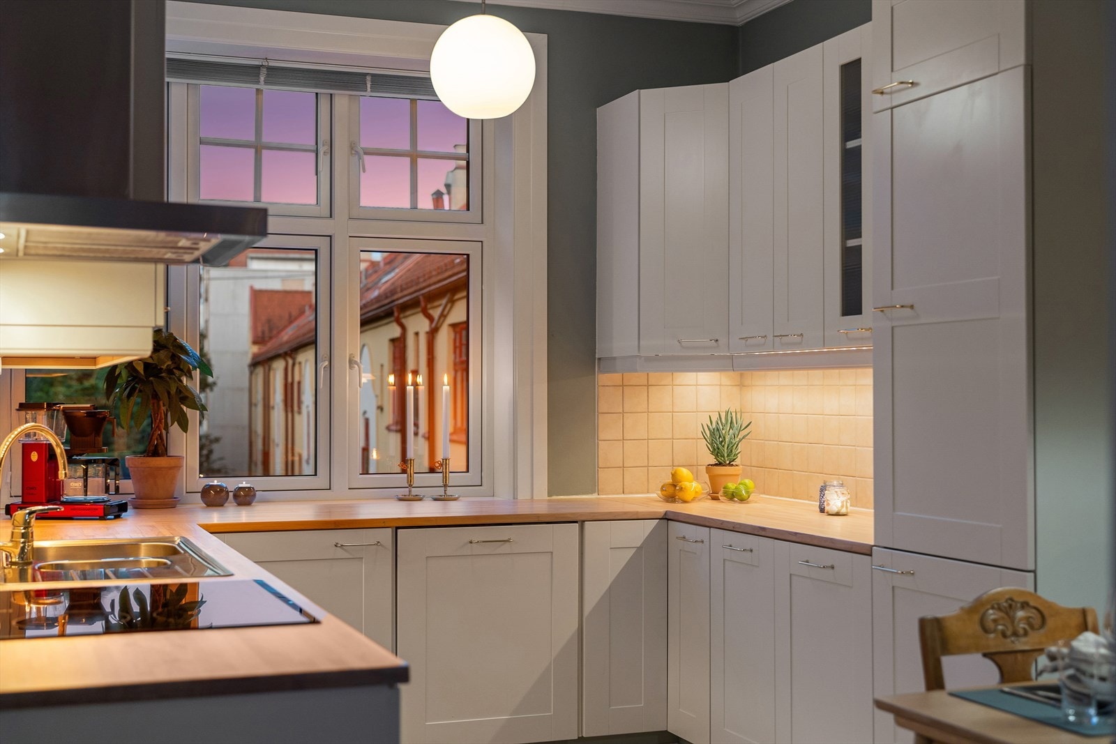 Fra kjøkkenvinduet er det hyggelig og grønt utsyn mot borettslagets bakgård Galleribilde