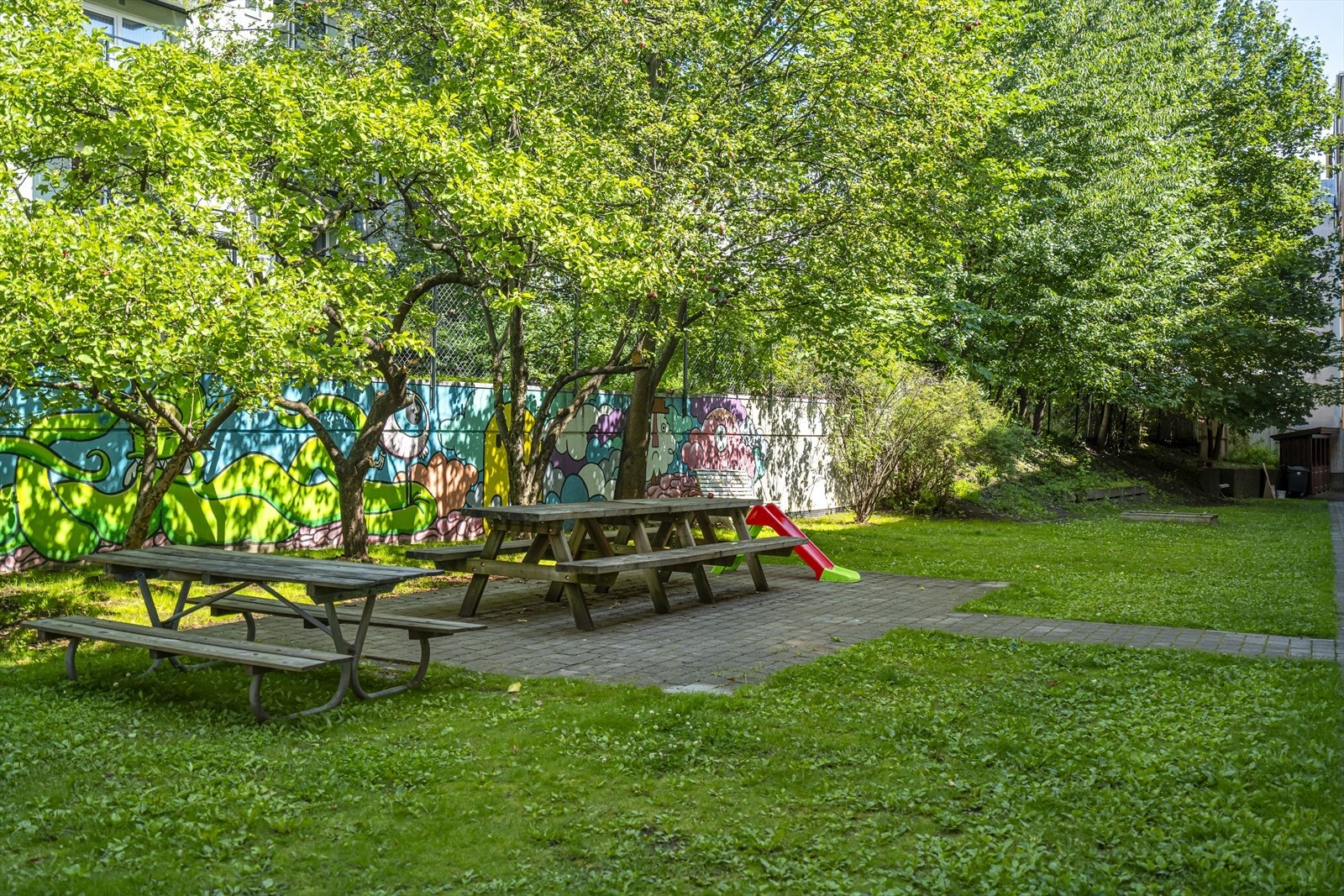 Her er det bilfri lekeplass for de minste Galleribilde