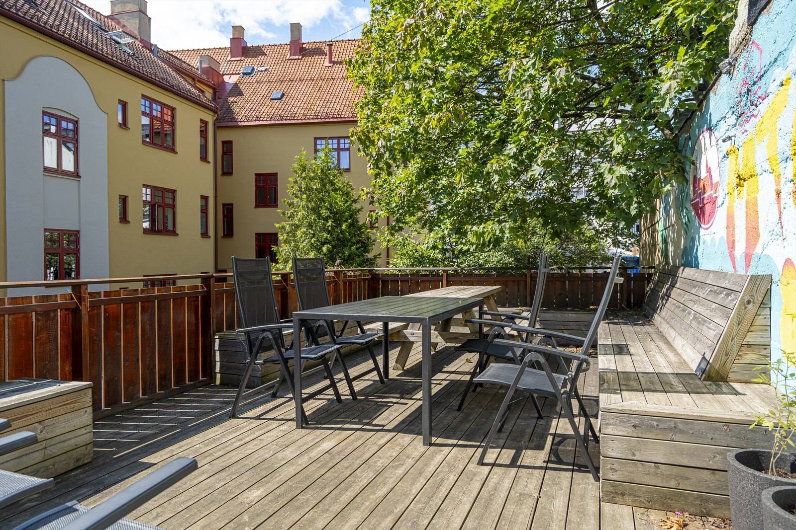 Det er flere, ulike sittegrupper for beboerne Galleribilde