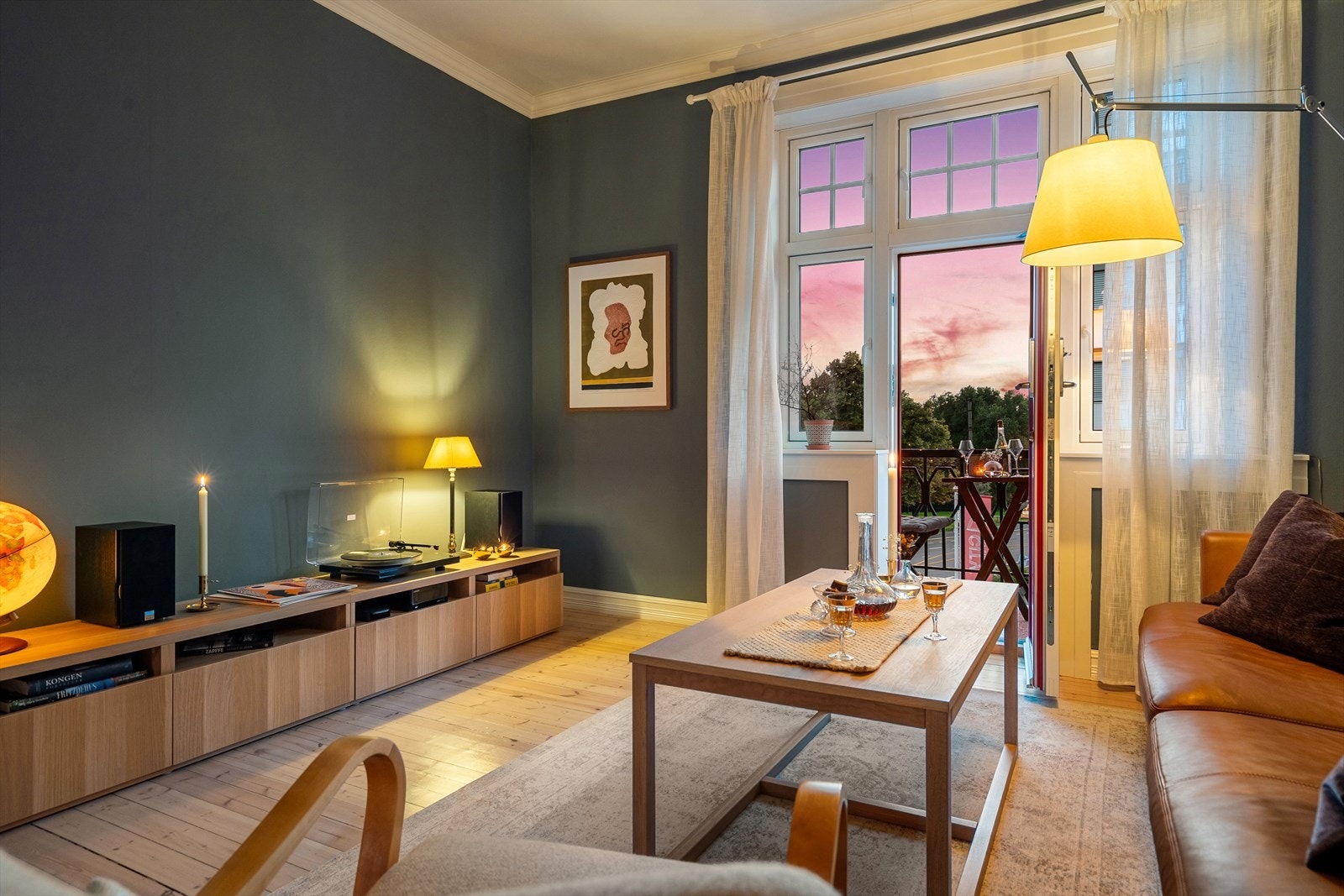 Lun og innbydende stue med gjennomførte og tidstypiske detaljer Galleribilde