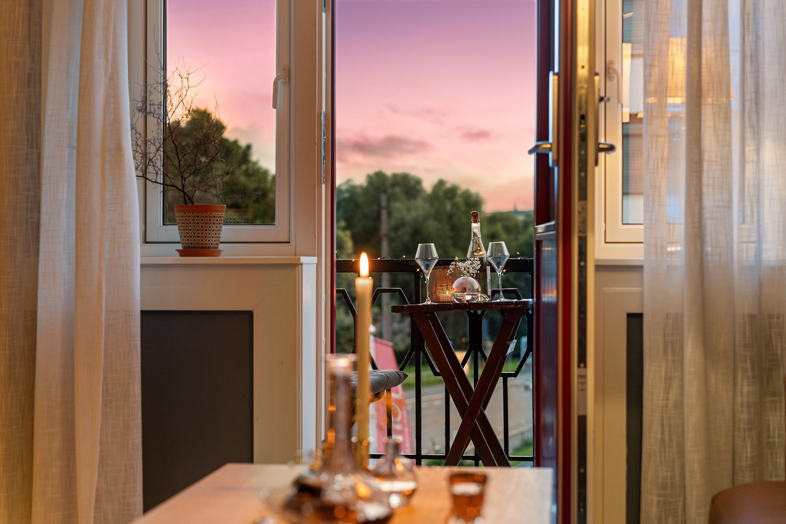 En sjarmerende, romslig og gjennomgående 2-roms på grensen mellom Øvre Grünerløkka og Torshov. Galleribilde