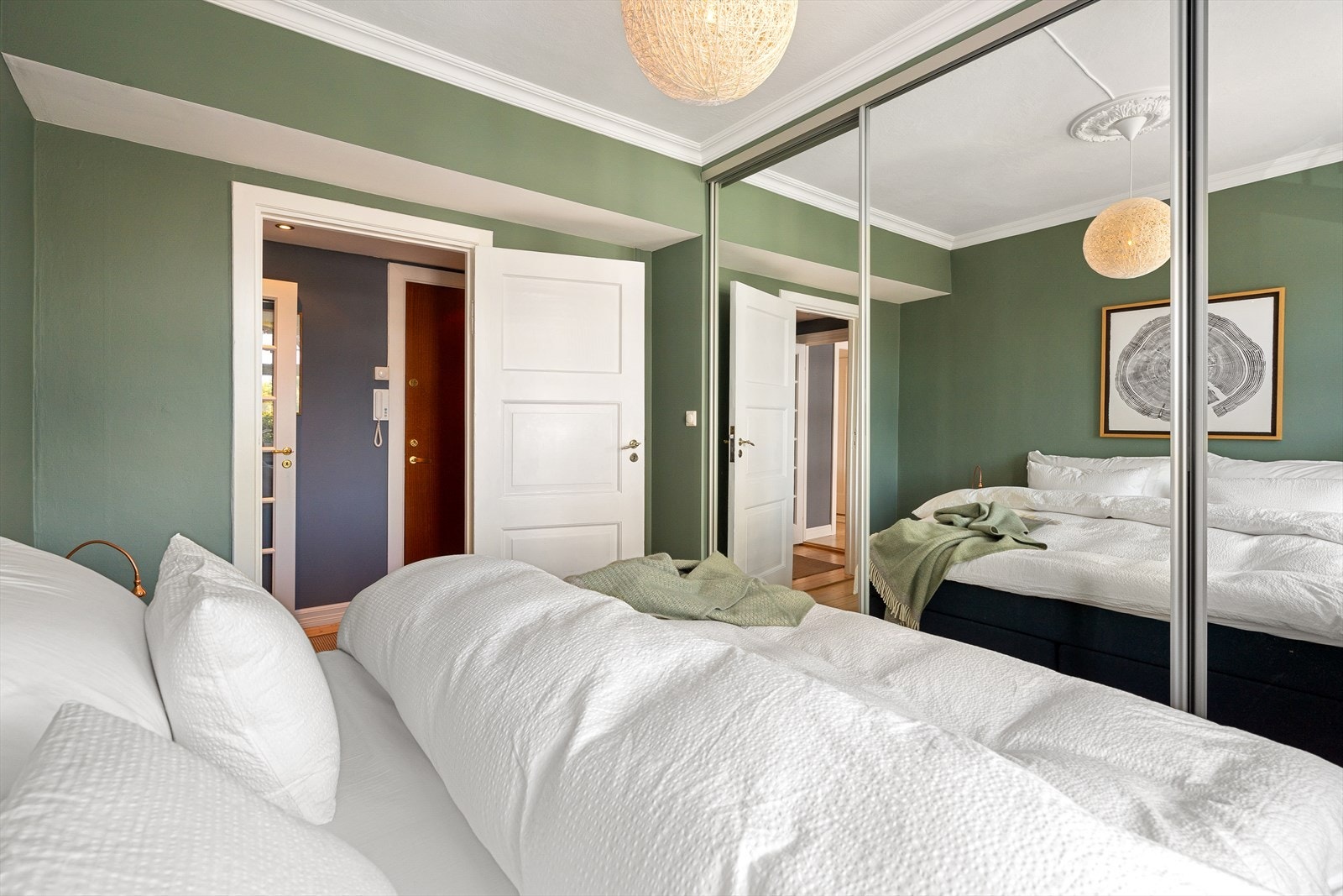 Soverommet er nymalt (2024) i en behagelig fargetone og stort vindu sikrer godt med lys og luft Galleribilde