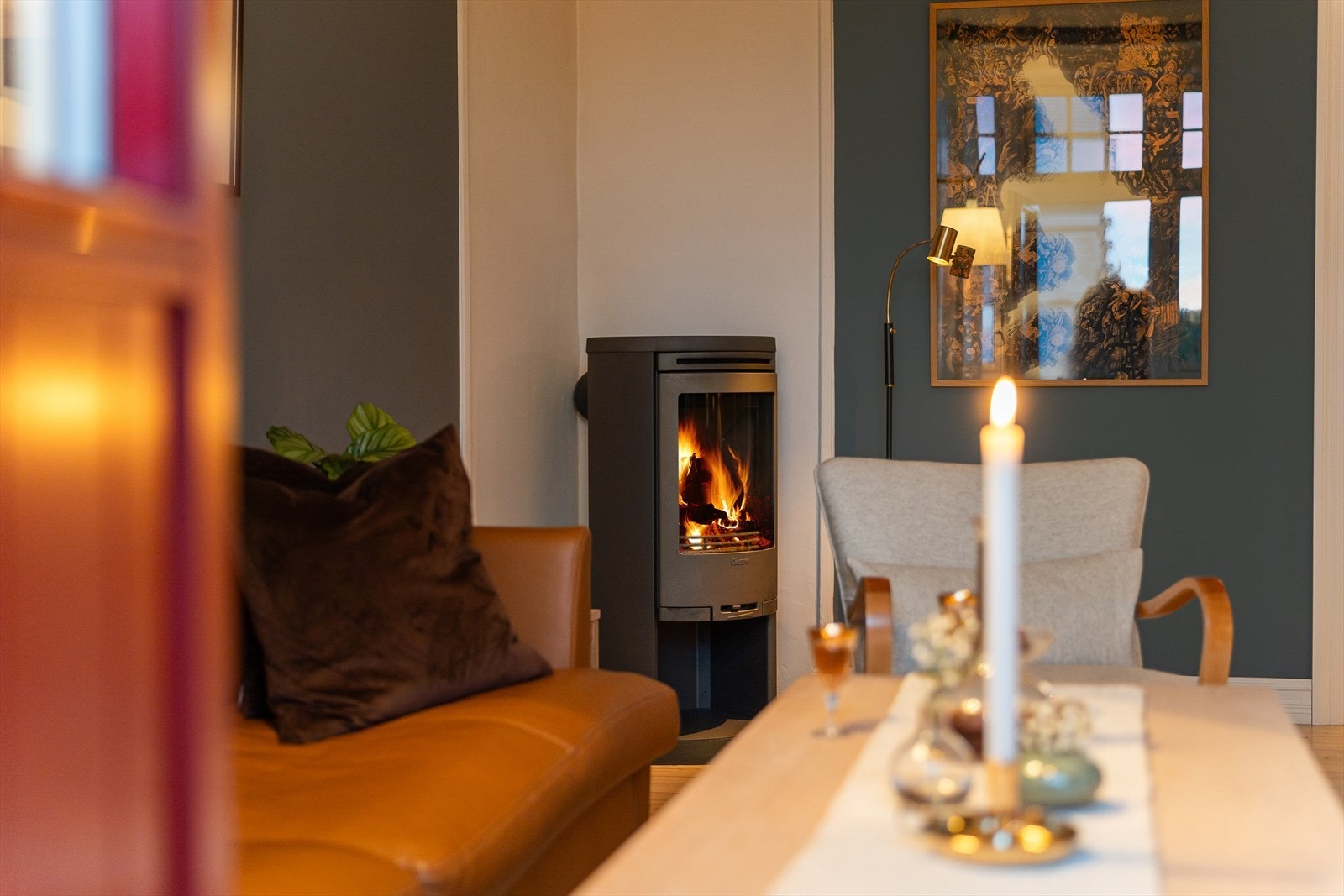 Den flotte peisovnen sikrer behagelig varme, og bidrar til hyggelig stemning Galleribilde