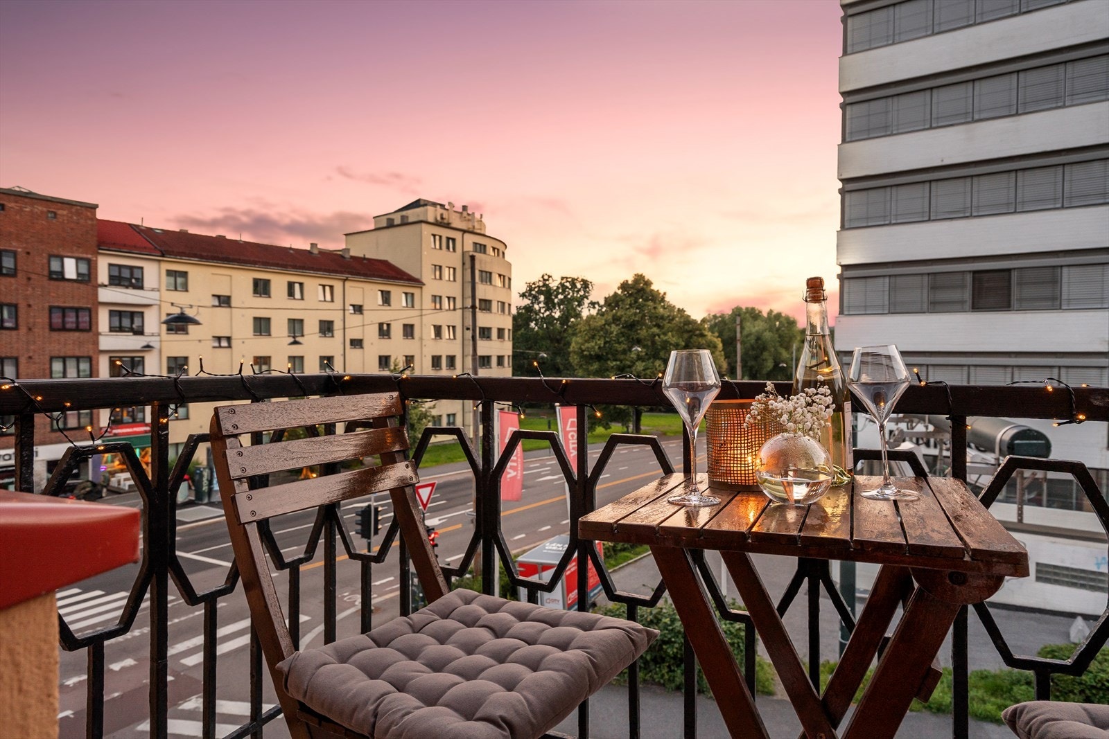 Leiligheten ligger i 3. etasje og inneholder entré, stue, kjøkken, soverom og bad Galleribilde