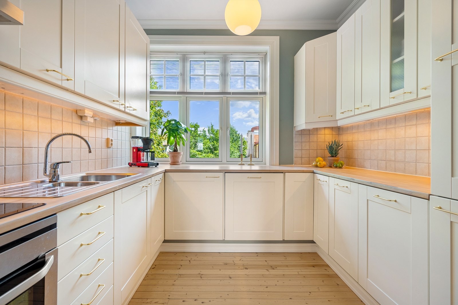 Det er rikelig med lagringsplass i både skap og skuffer. Pen, heltre benkeplate som er nyslipt og oljet i 2024. Galleribilde