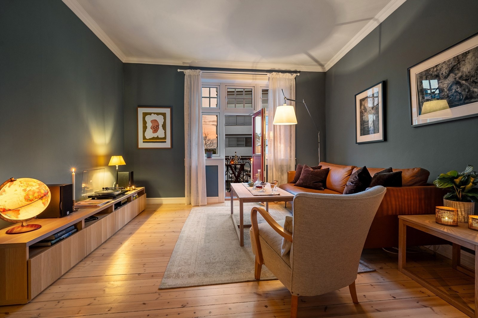 Store vindusflater og høy himling på 2,76m gir en lufitg og fin atmosfære Galleribilde