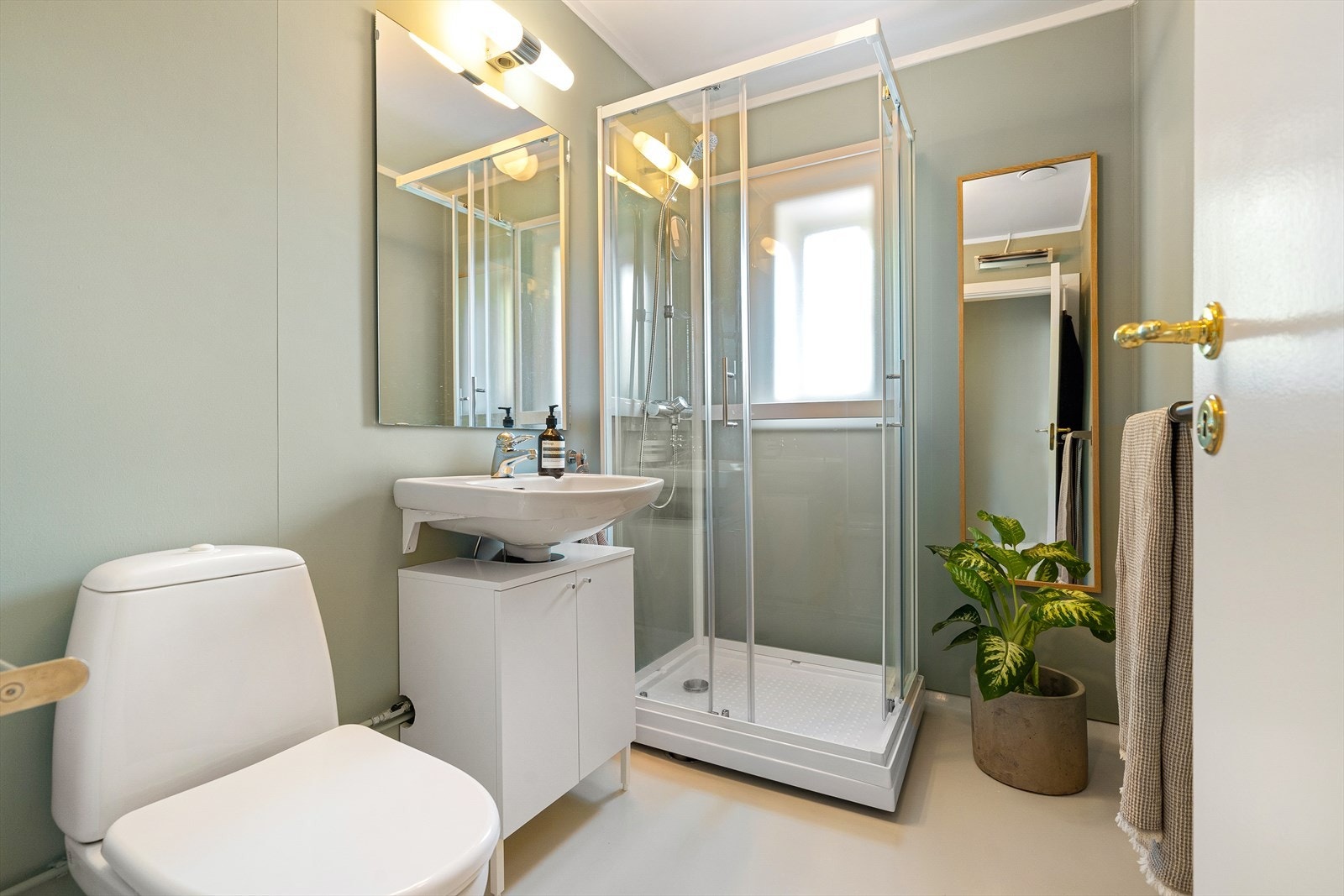 Funksjonelt og praktisk bad med nyere innredning og nymalte overflater Galleribilde