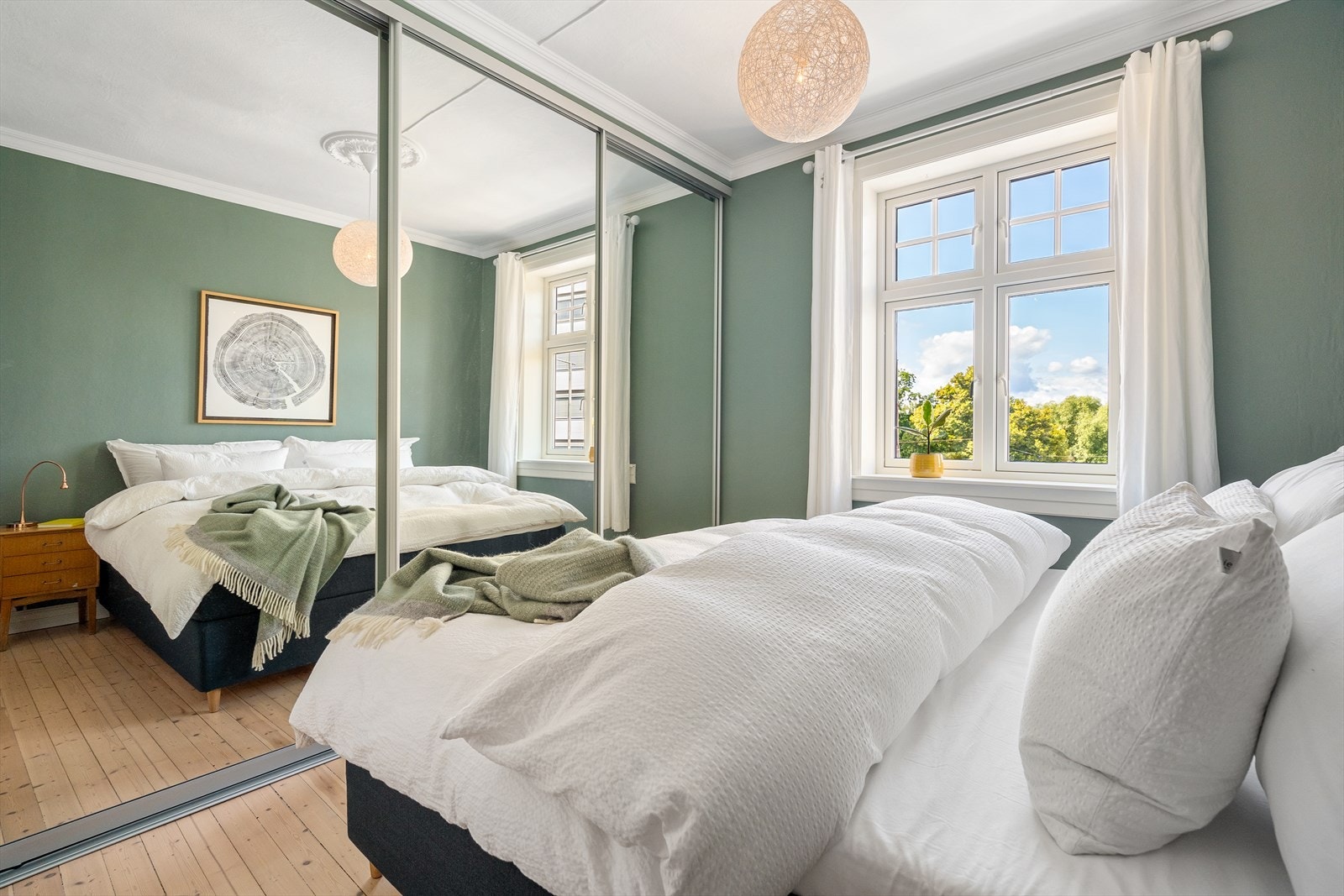 Her er det plass til dobbeltseng, nattbord og stort garderobeskap langs den ene veggen Galleribilde