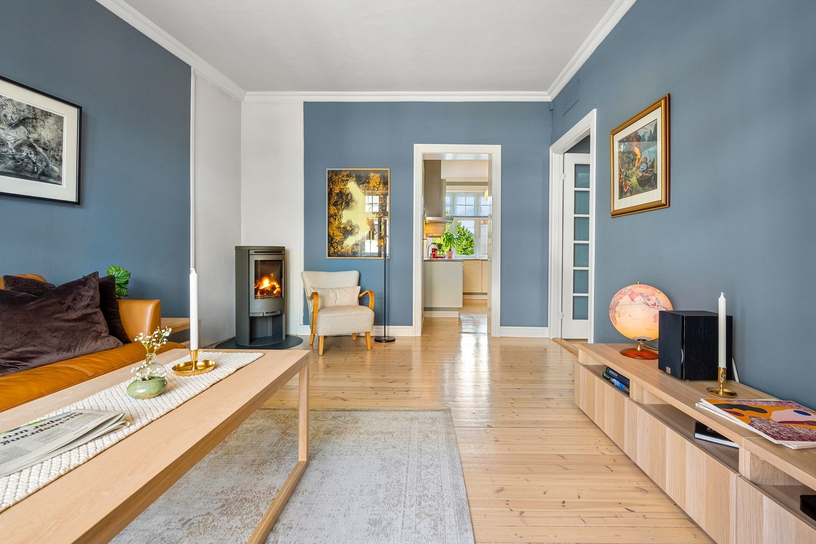 Leiligheten har en gjennomgående planløsning med gode lysforhold, sist slipt og lakket i 2017. Galleribilde