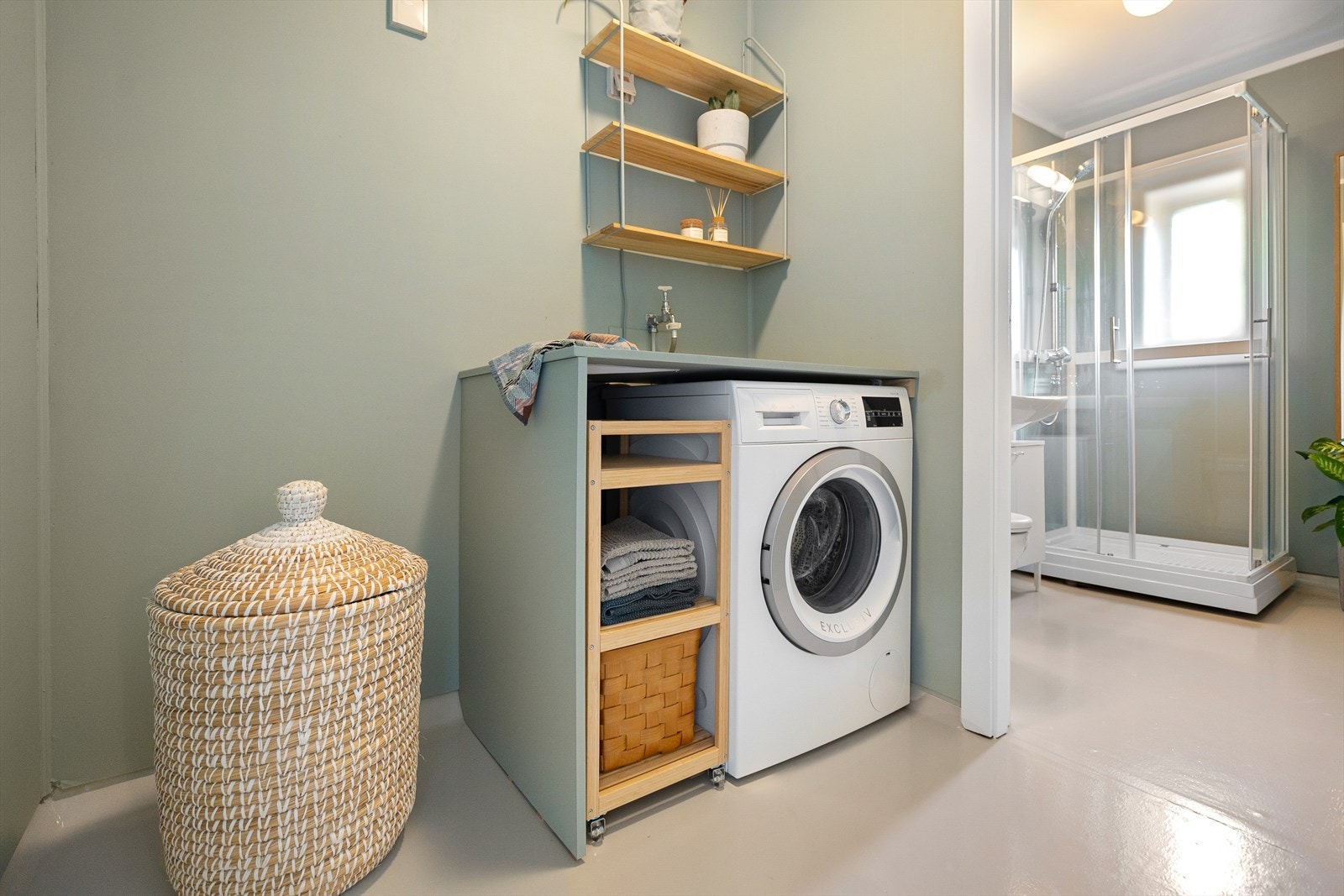 Vaskerom med opplegg for vaskemaskin, lagringsplass og stoppekran Galleribilde