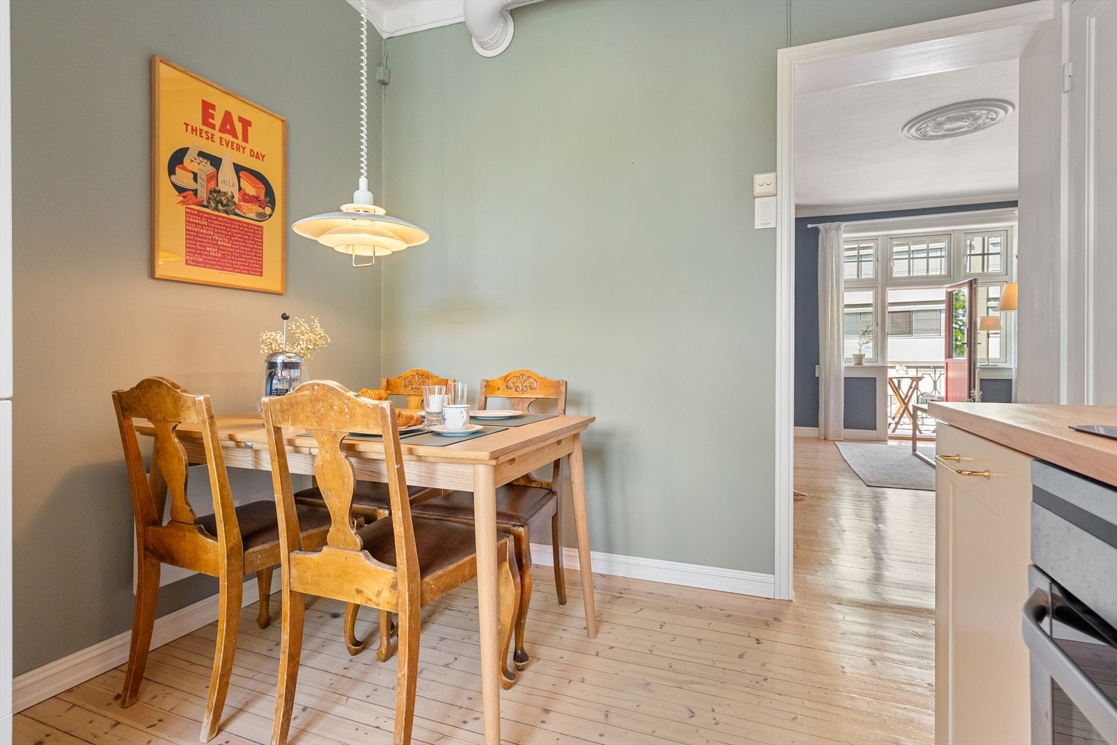 På kjøkkenet er det plass til spisekrok Galleribilde