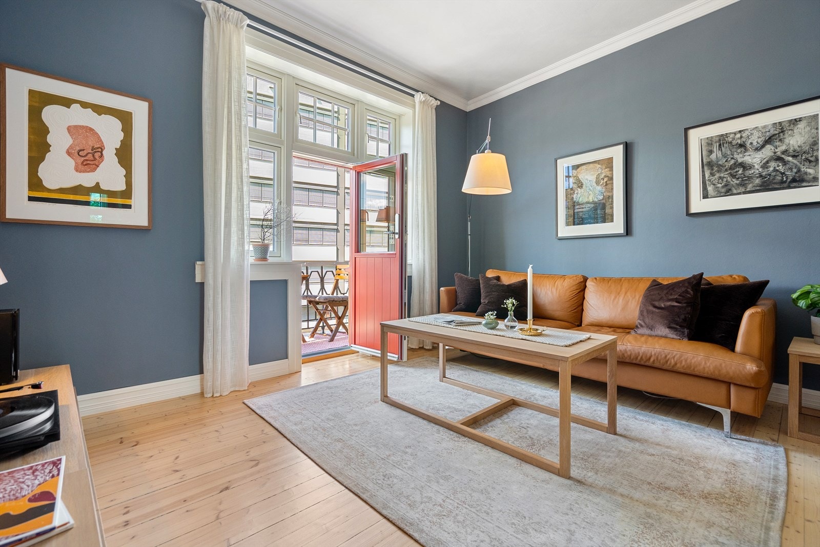 Stuen god plass til møblering i flere soner, og det er plass til både sofagruppe og spisestue. Galleribilde