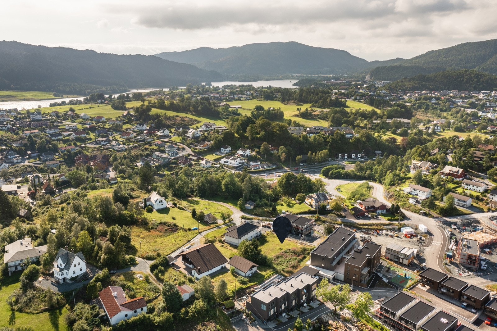 Tomten ligger i et meget barnevennelig område, i nærhet til skoler og barnehager. Galleribilde