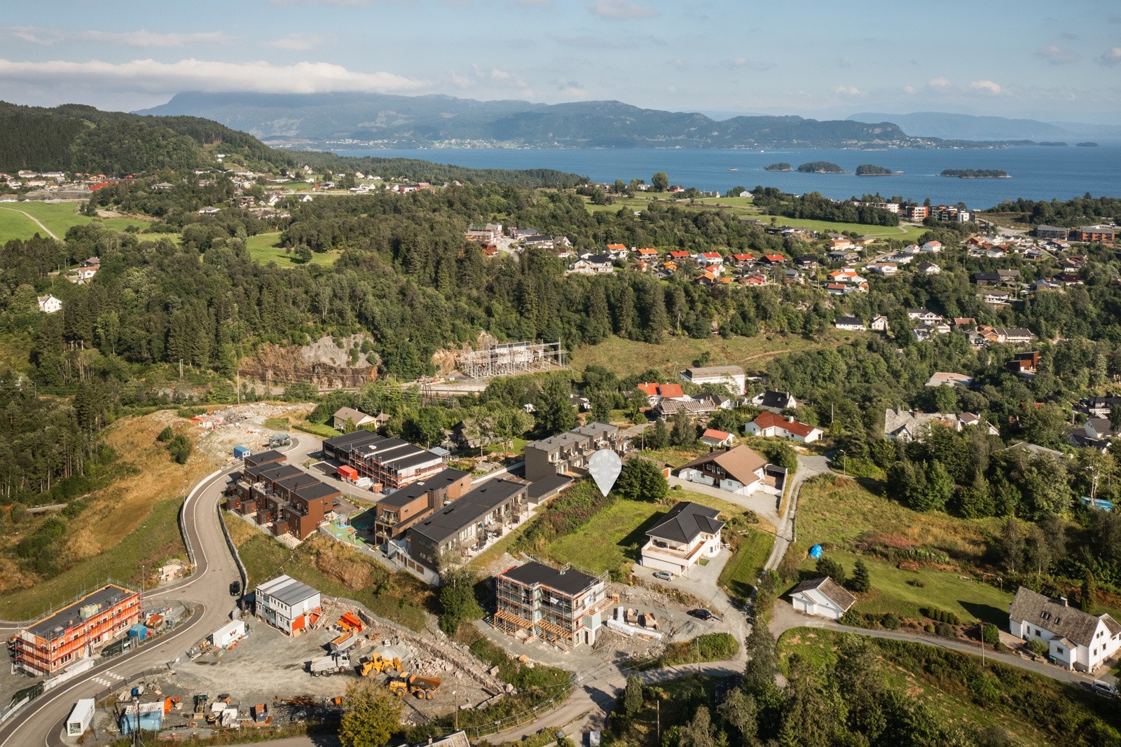 Det er etablert vann og avløp inn til tomtegrense. Selger har asfaltert vei inn til tomten. Galleribilde
