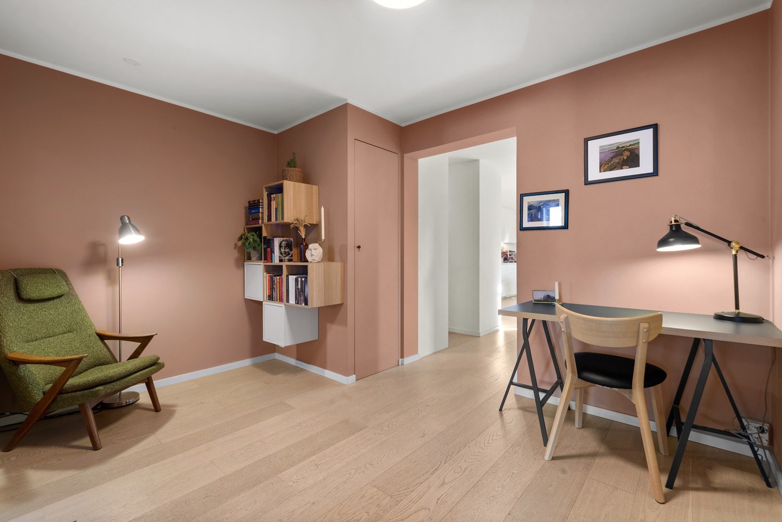 Hyggelig lesekrok, med pene bokhyller og praktisk innebygget kott. Galleribilde