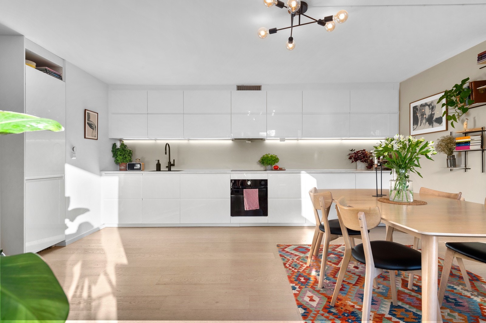Gjennomgående bruk av moderne farge- og materialvalg. Galleribilde
