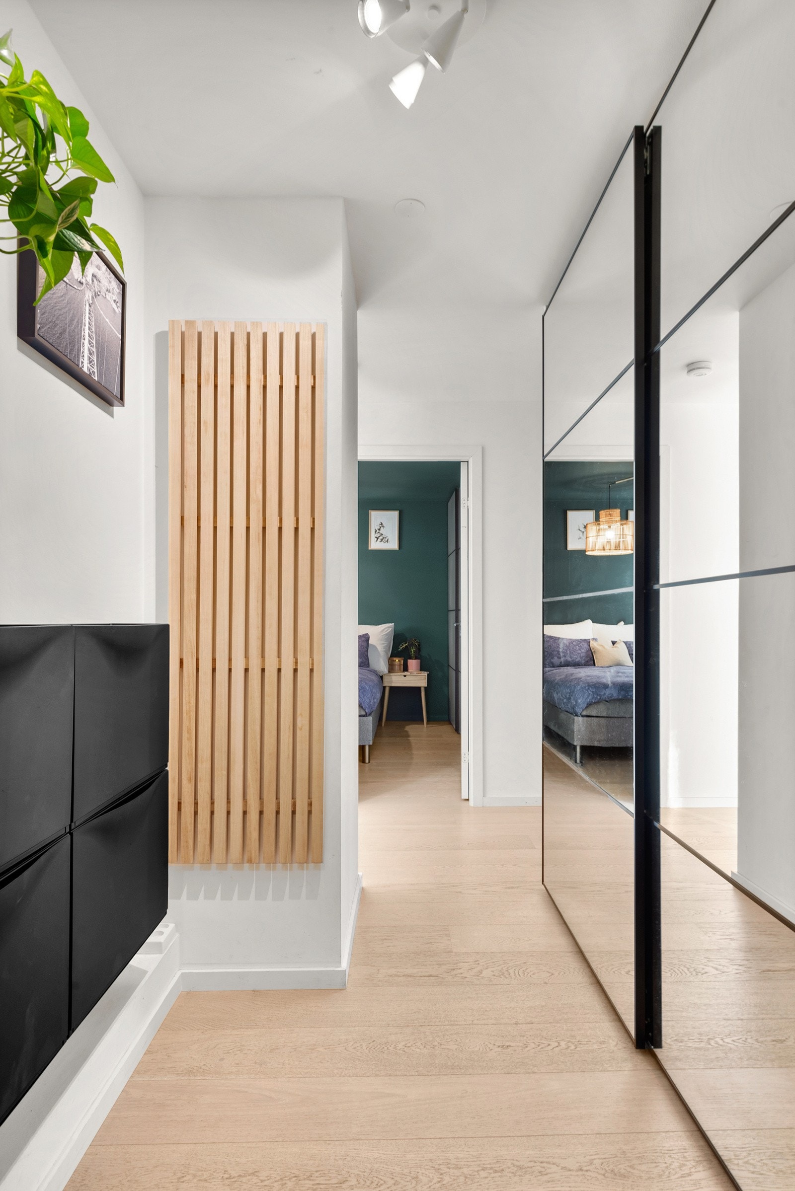 En innbydende og praktisk entré med god plass til oppheng av yttertøy. Galleribilde