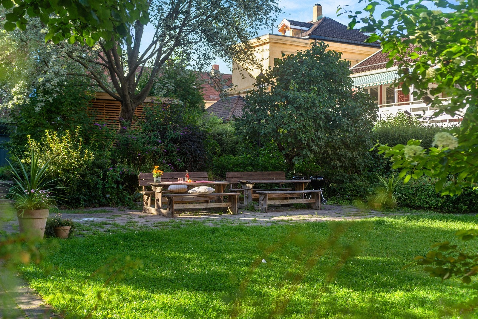 Felles hage med beplantning, sittegrupper, grillplass og lekeaparater. Galleribilde