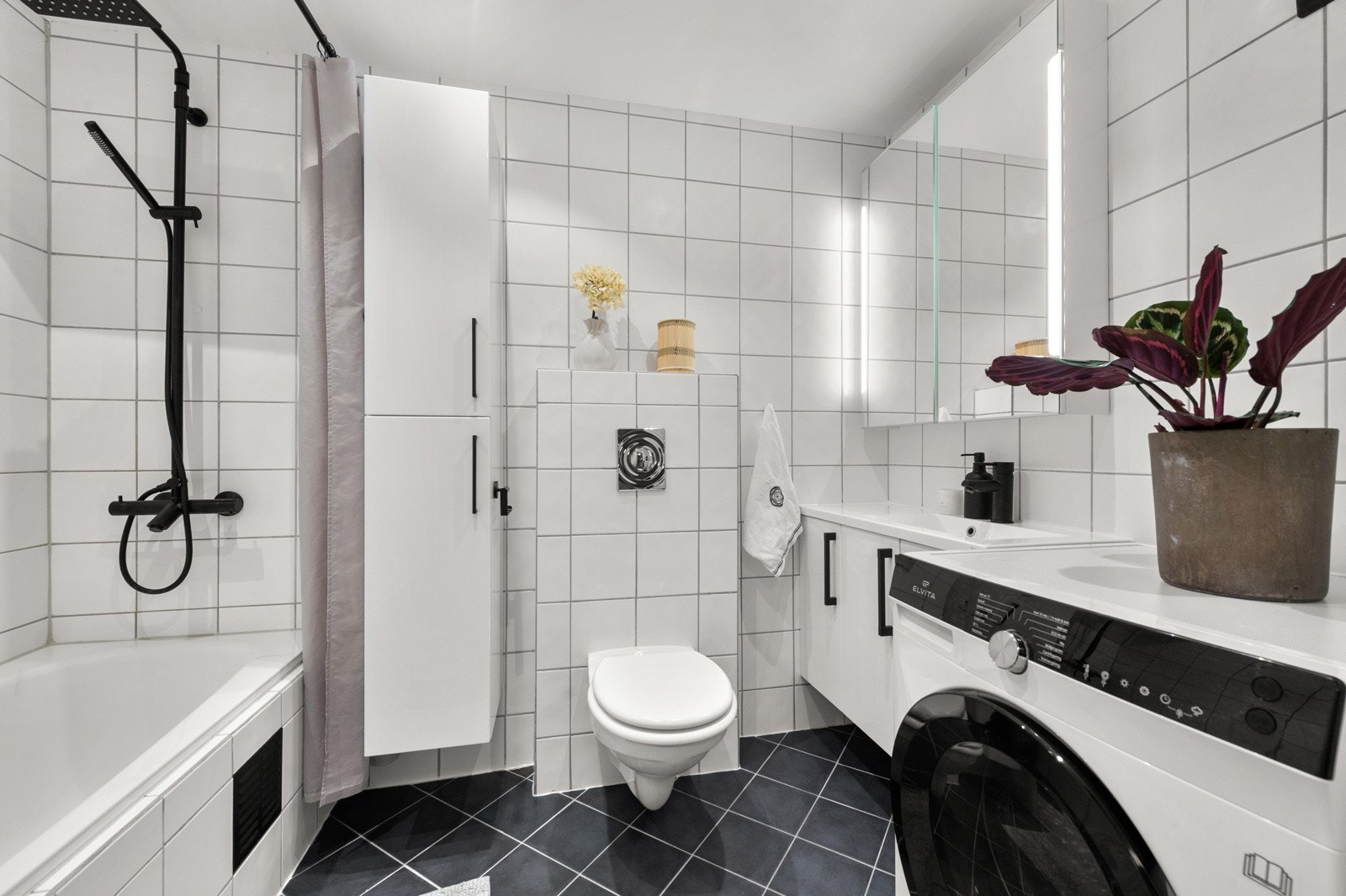 Lekkert flislagt bad med varmekabler. Nytt tak med nye spotter (2024). Badet er sist fornyet med ny lekker innredning og stilren dusjgarnityrmed regnfallsdusj fra Vikingbad(2024). Galleribilde