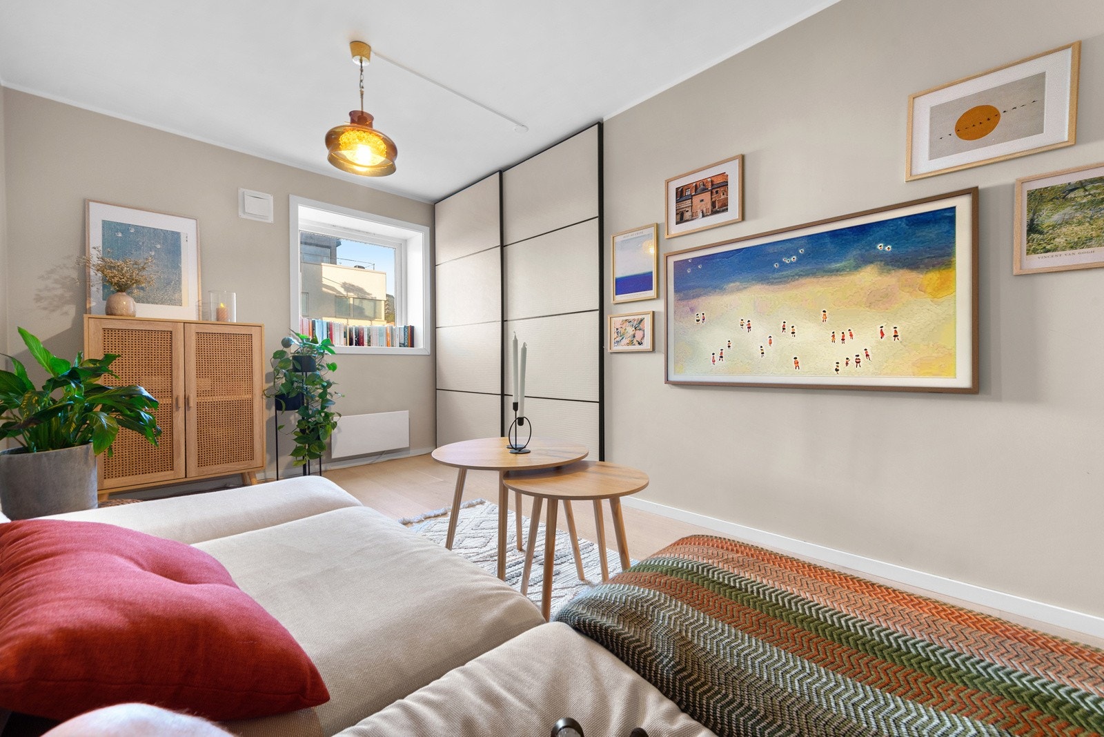 Rommet er nymalt og fremstår som lyst og lunt. Galleribilde
