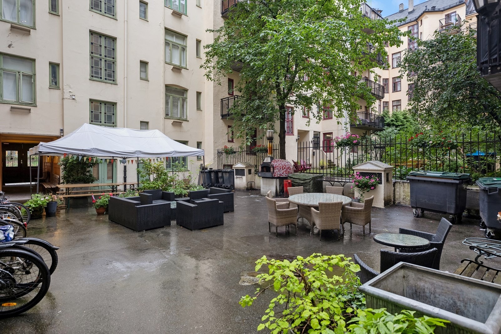 Felles bakgård med sittegrupper og grill. Galleribilde