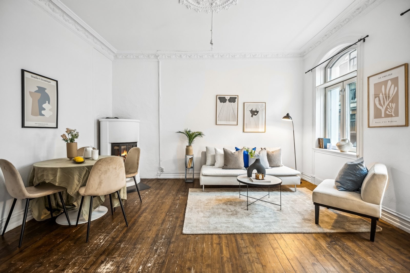 God plass til sofagruppe og spisebord, samt peis som varmer godt en vinterkveld. Galleribilde