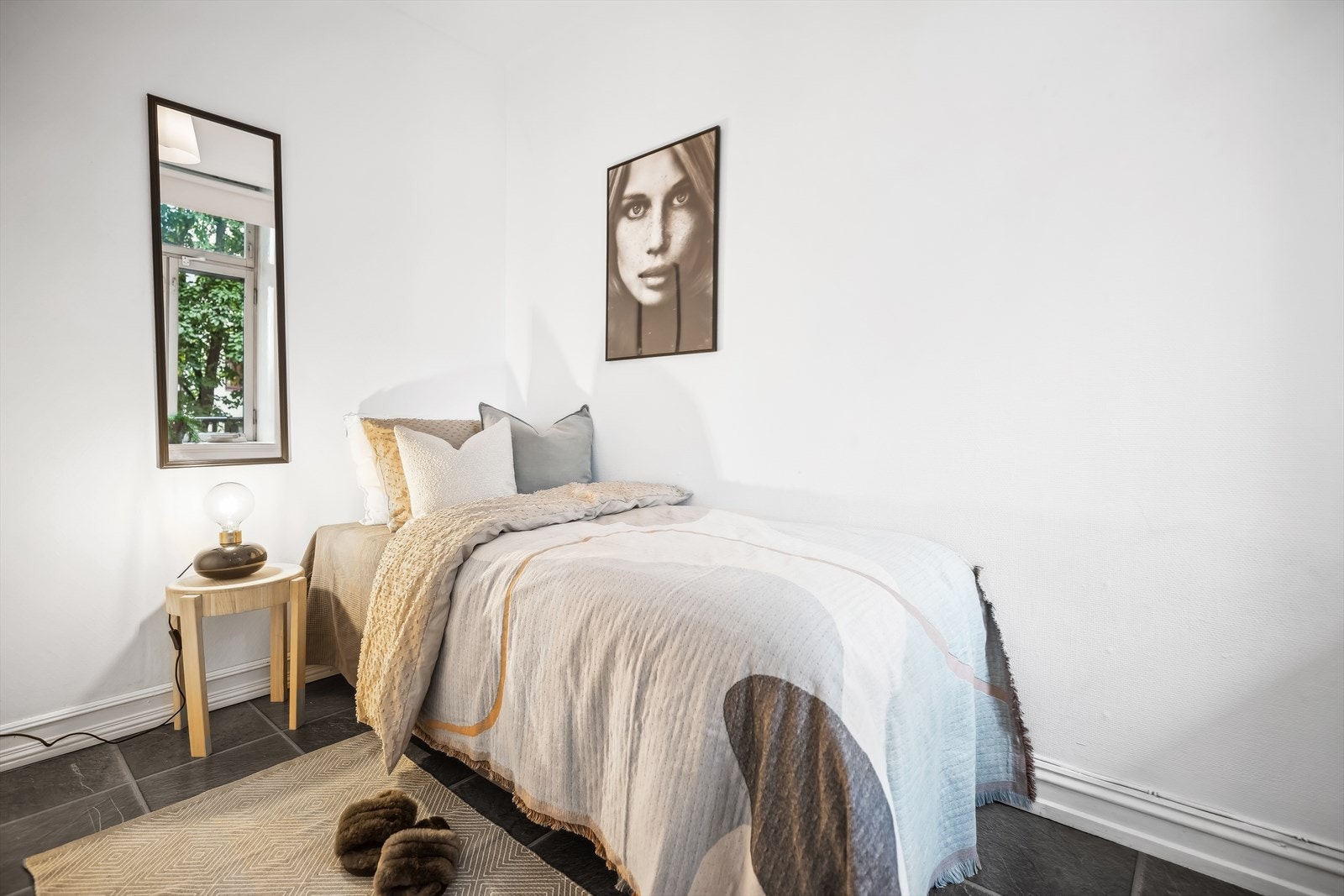 Soverom nr. 2 egner seg utmerket som barnerom/gjesterom/kontor, med plass til en seng, pult og garderobeskap. Galleribilde