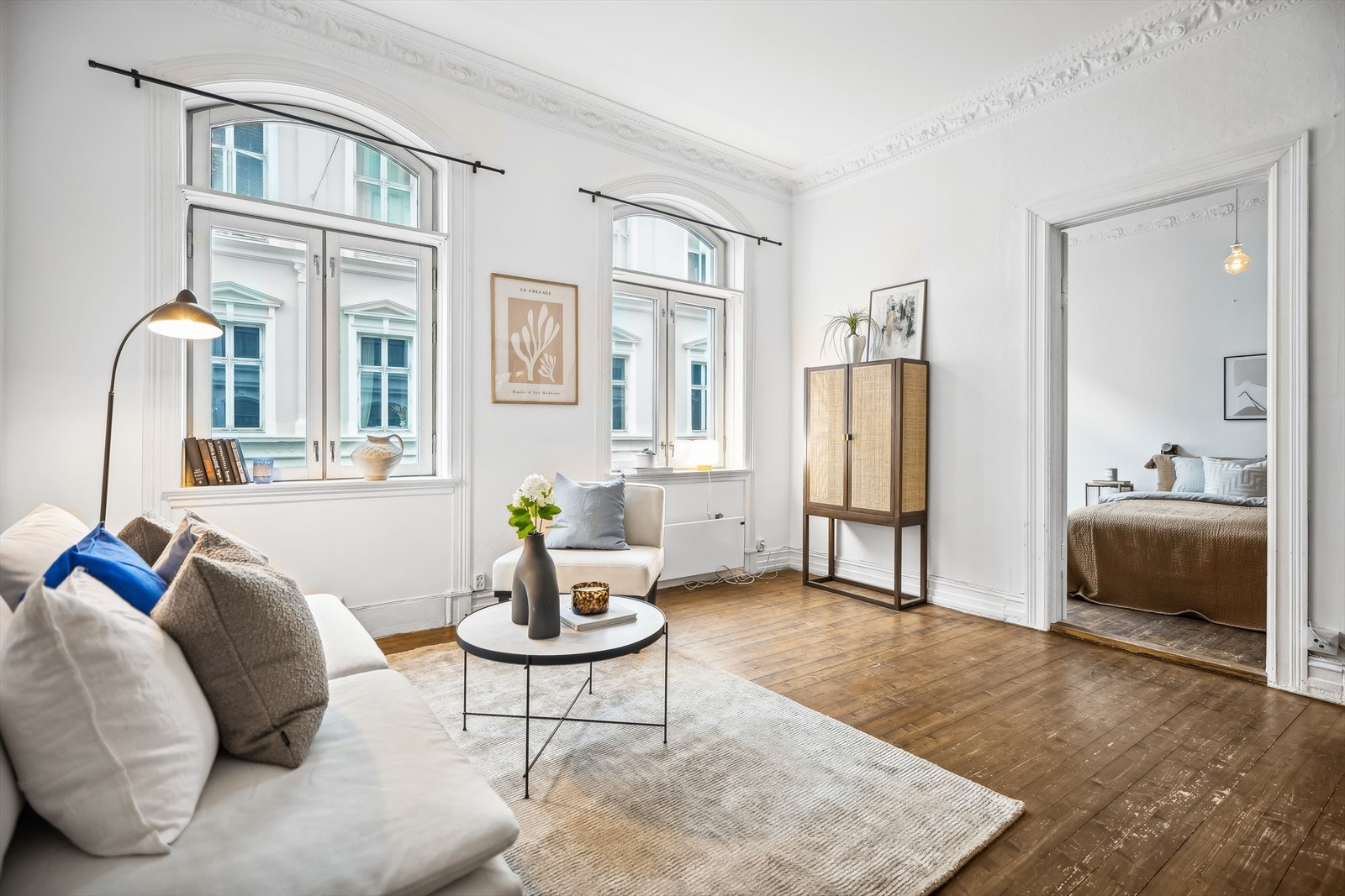 Lys og romslig stue med store vindusflater som slipper inn rikelig med dagslys. Galleribilde