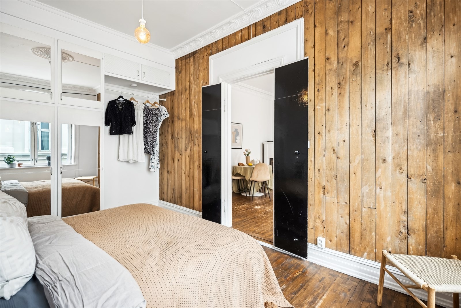 Boligen består av to soverom. Hovedsoverom er av god størrelse med plass til en dobbeltseng, garderobe og tilhørende møblement. Galleribilde
