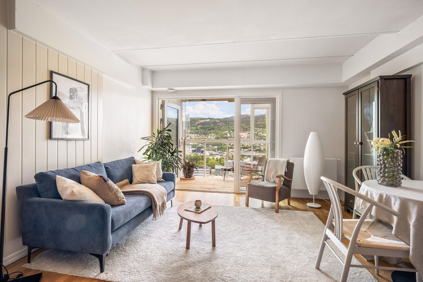 Store vindusflater gir rikelig med naturlig lys og skaper en god atmosfære i rommet. Galleribilde