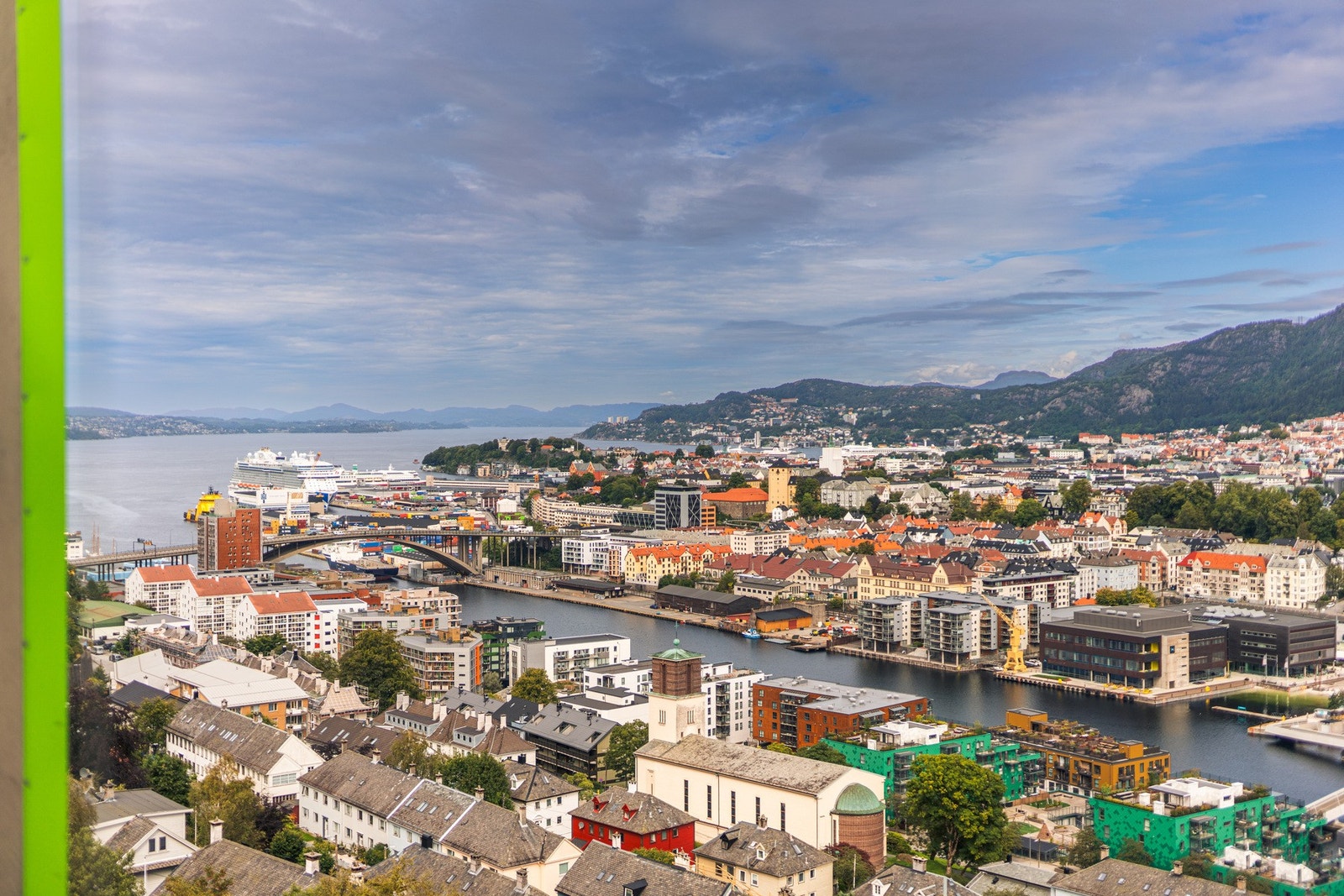 Fantastik utsikt mot Sentrum, innseilingen og byfjellene. Galleribilde