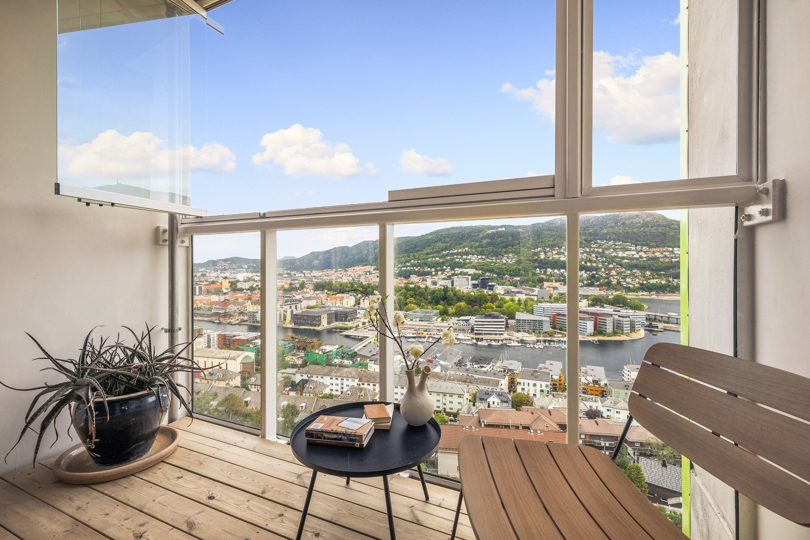 Leiligheten ligger fint til i 7. etasje med innglasset balkong og slående utsikt. Heis i bygget. Galleribilde