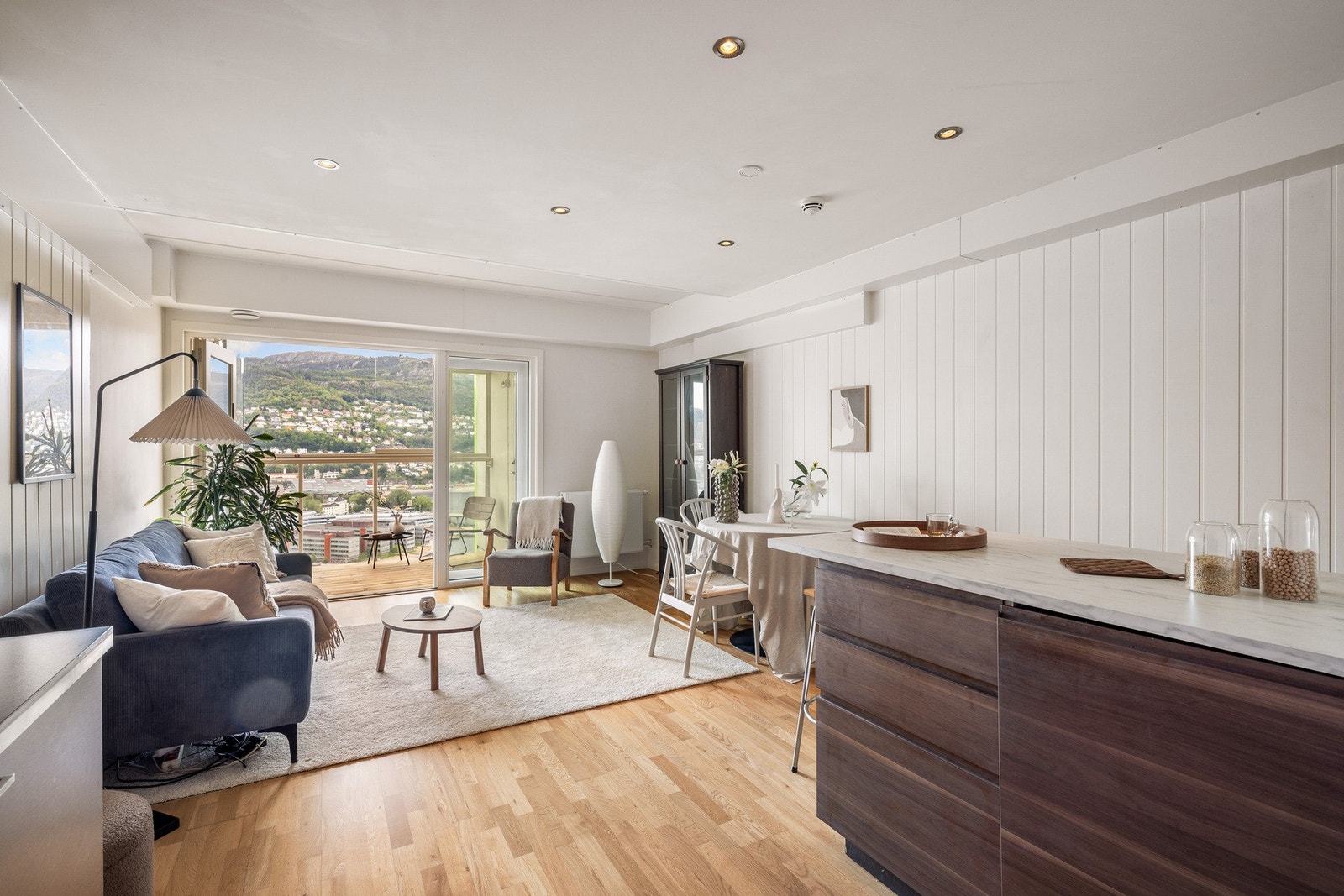 Planløsningen er god og gjør det lett å innrede med både sofa- og spise gruppe. Galleribilde