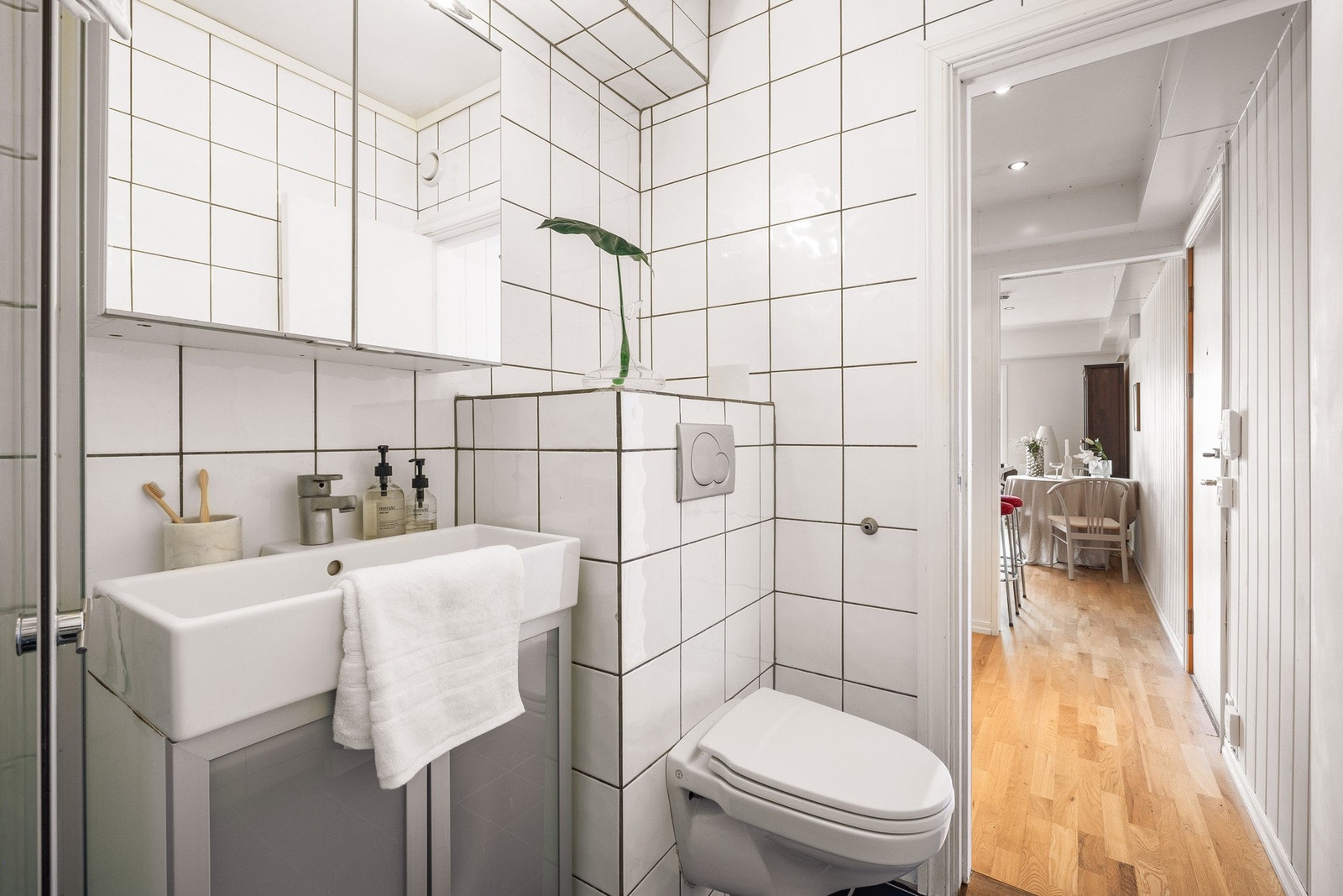 Inneholder innredning med servant, toalett, dusj, speil og belysning. Galleribilde