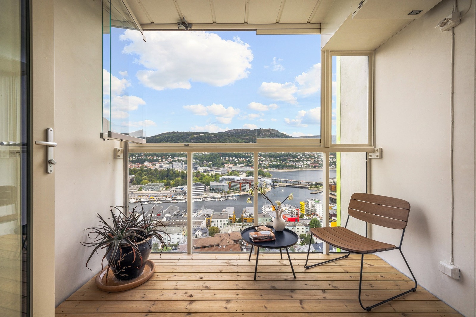 Innglasset balkong som måler 5,2 kvadratmeter. Galleribilde