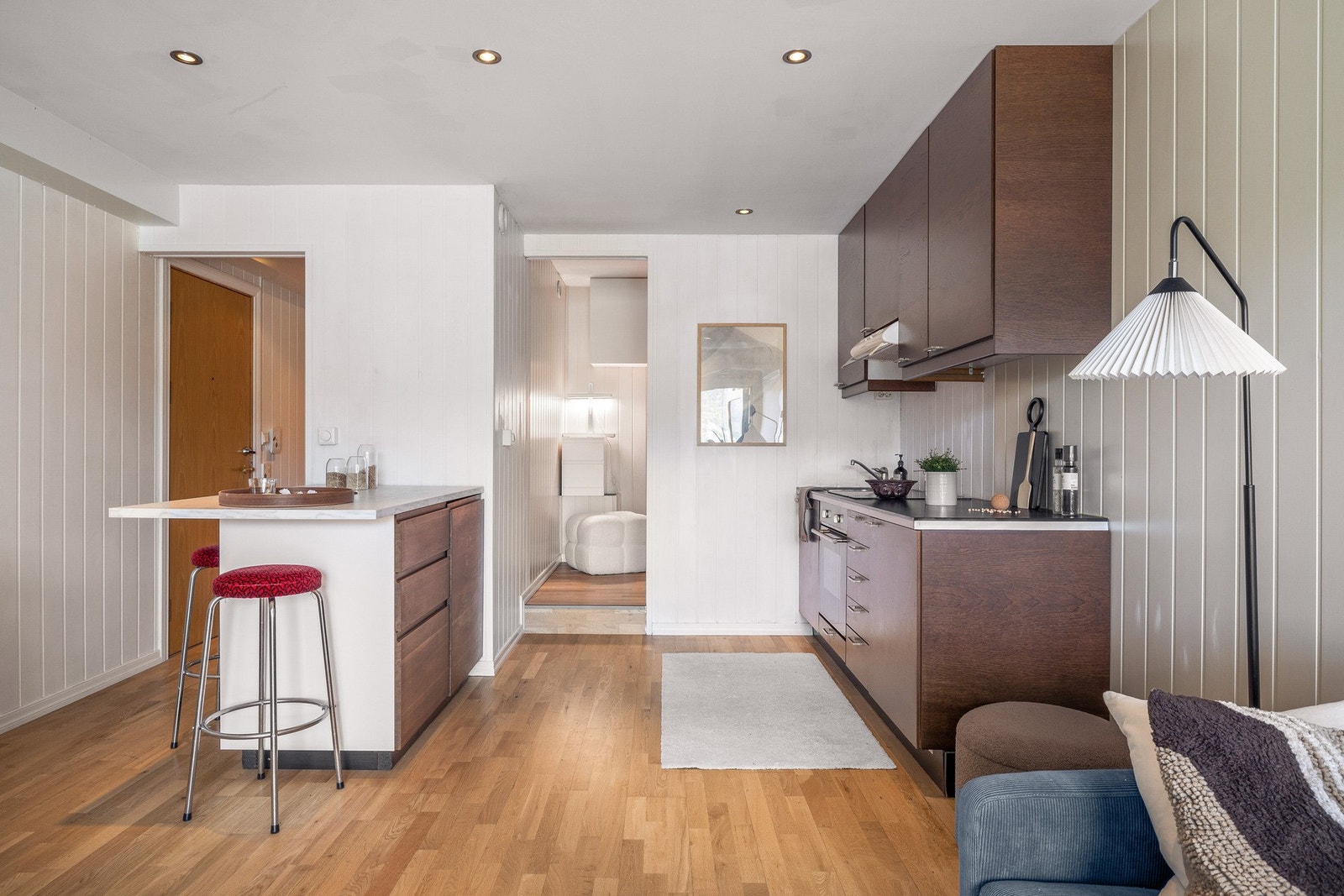 Kjøkkenet har godt med skap- og benkeplass. Galleribilde