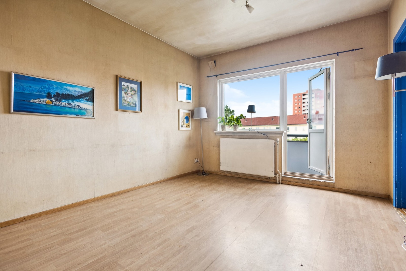 Stuen har fin plass til sofagruppe, seng og annet møblement. Galleribilde