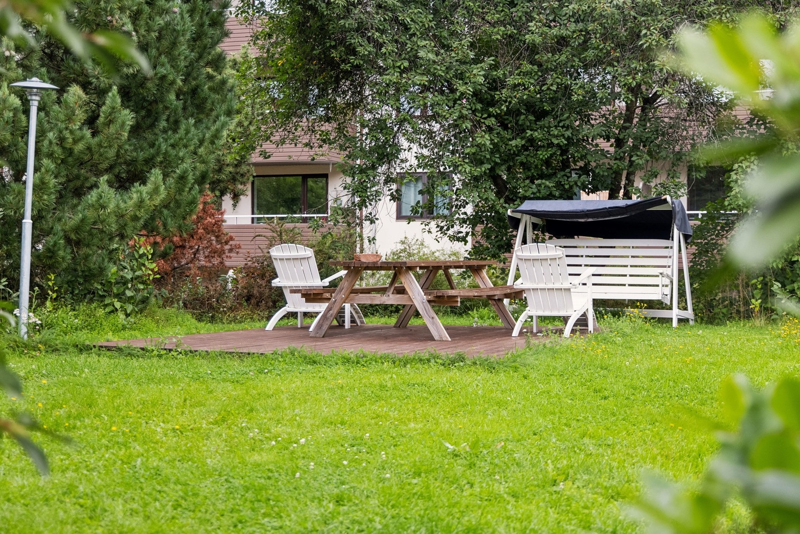 I borettslaget er det fine grøntområder hvor en kan nyte stillheten sammen med naboene eller holde hagefest. Galleribilde