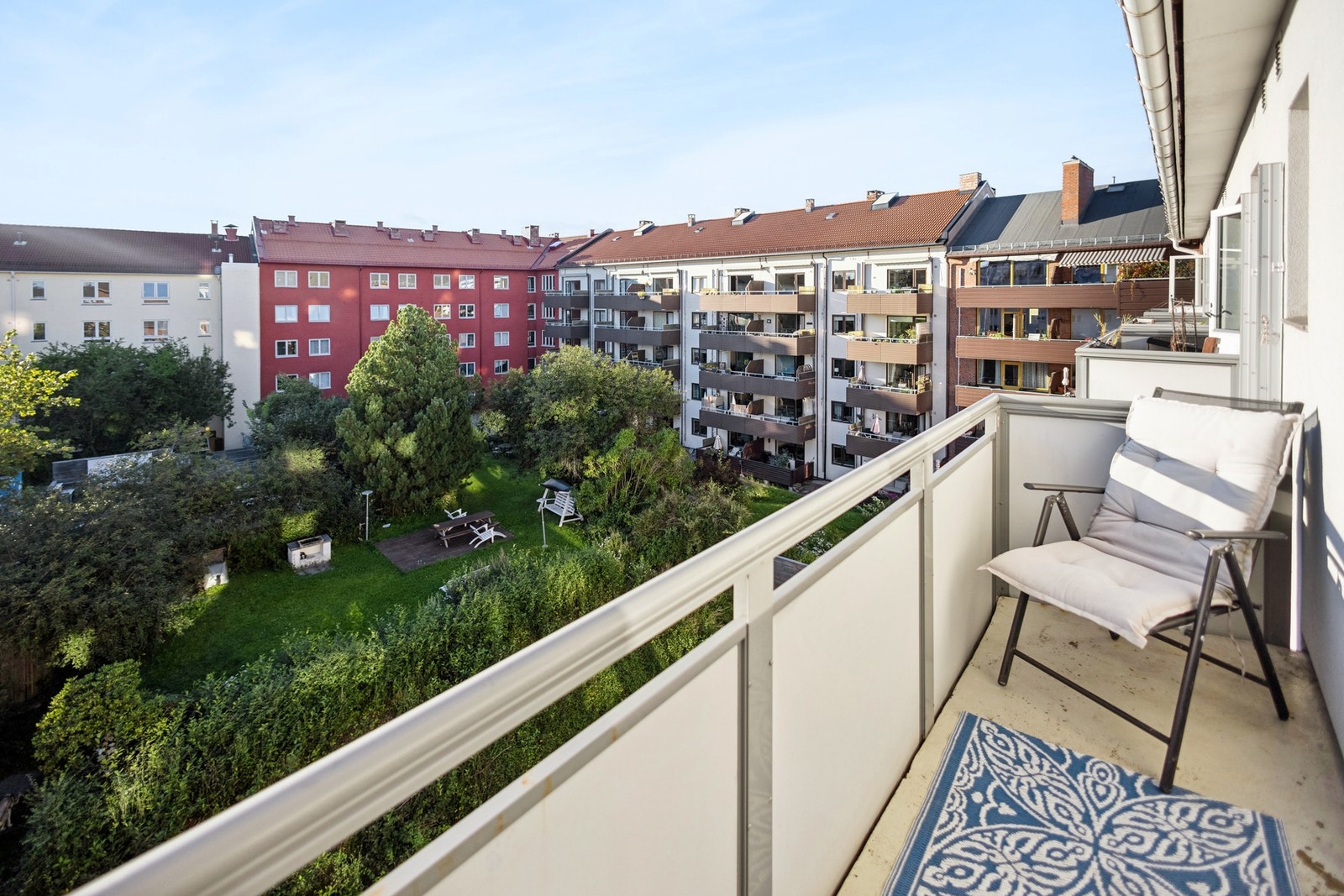 En solrik balkong hvor du kan slappe av og nyte solen og utsikten! Galleribilde