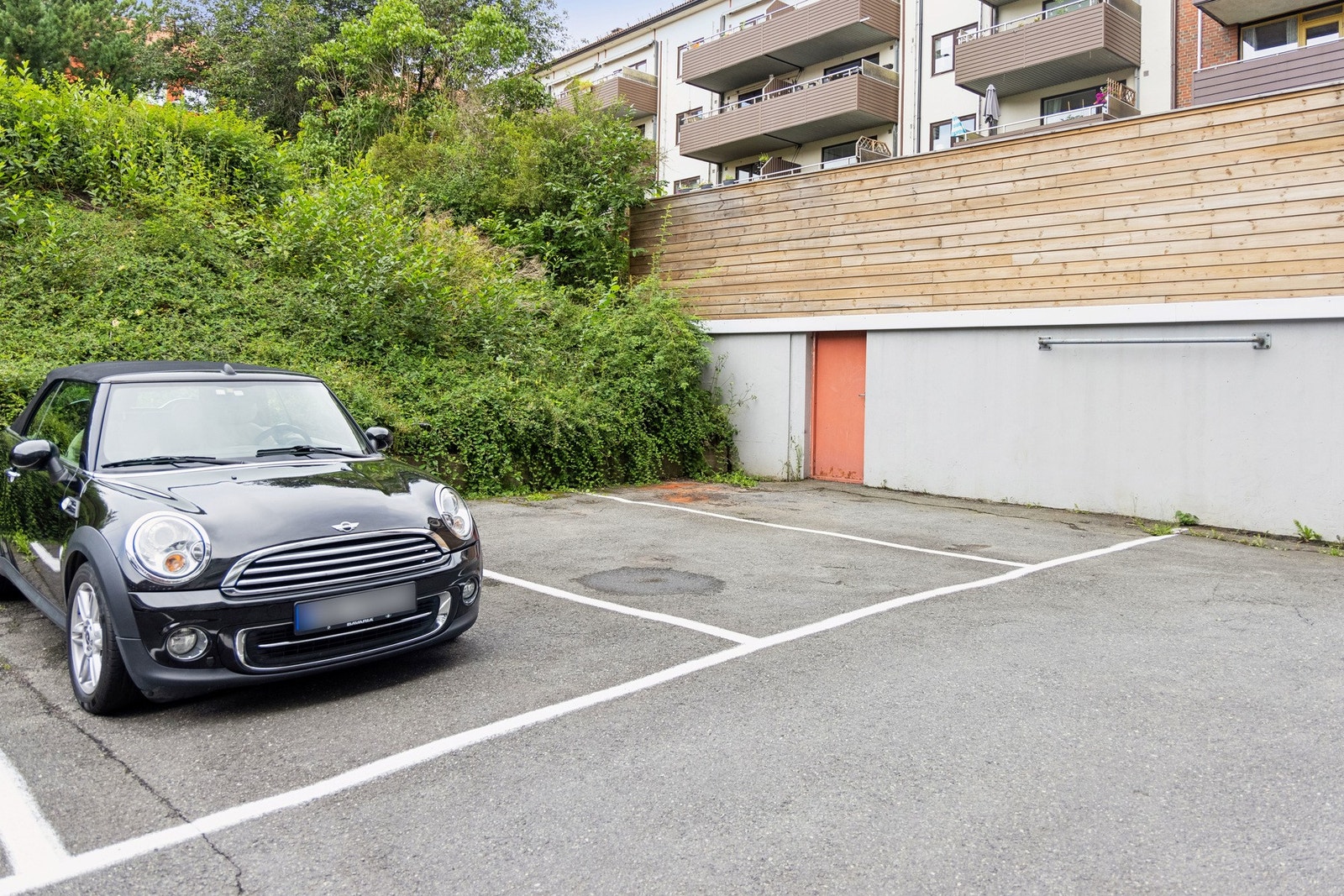 Flere parkeringsplasser tilhørende borettslaget. Her er det mulighet for å få parkeringsplass. Det er p.t. ingen ledige plasser, men heller ingen på venteliste, så her kan man sette seg på venteliste. Galleribilde