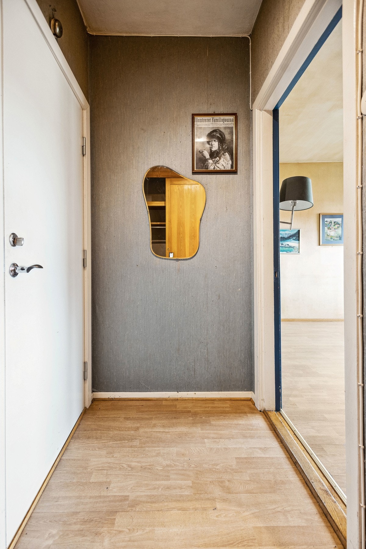 Velkommen inn i leiligheten. Det hører til 2 boder, den ene er rett utenfor leiligheten, noe som er svært praktisk. Galleribilde