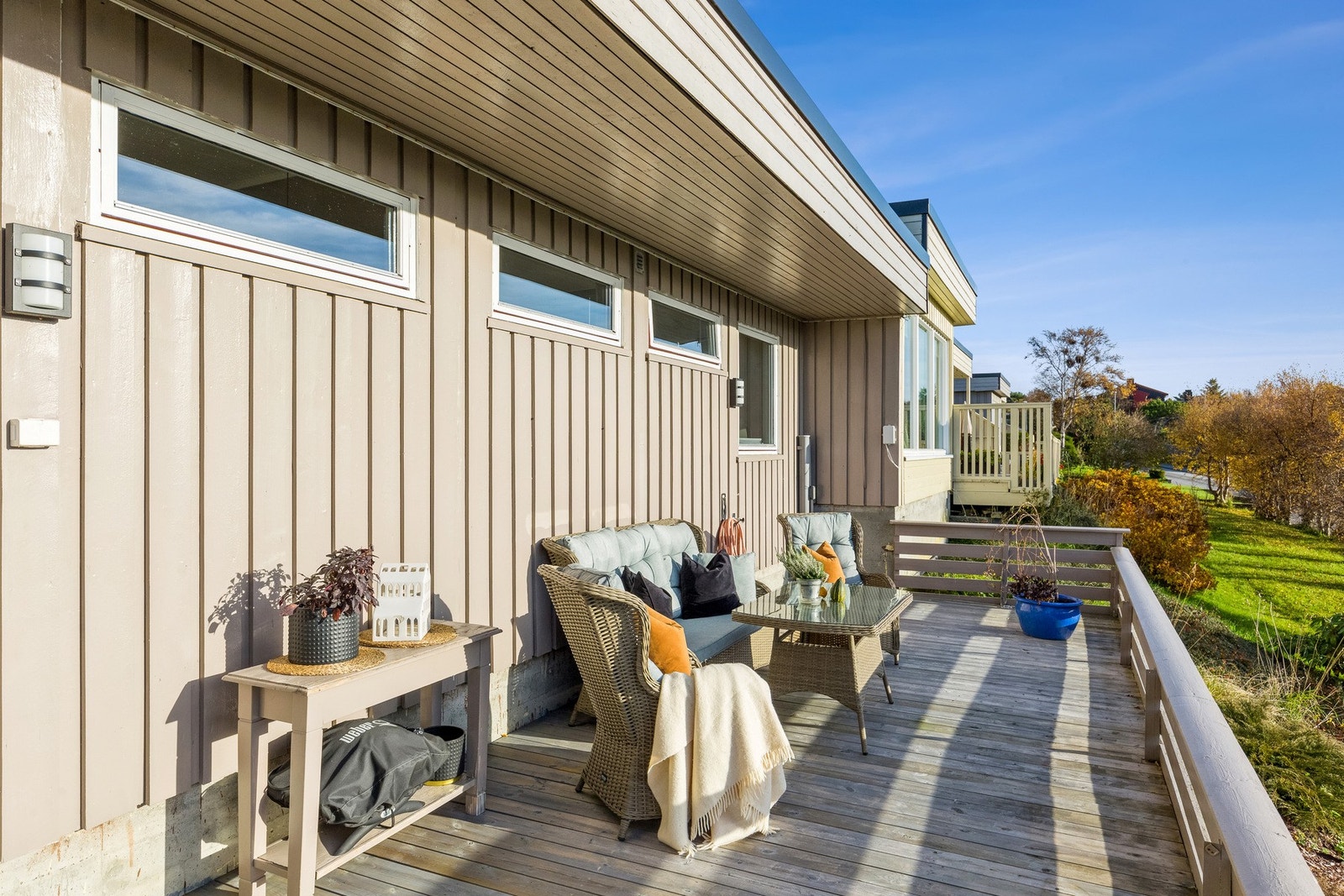 Det er også solveranda på baksiden Galleribilde