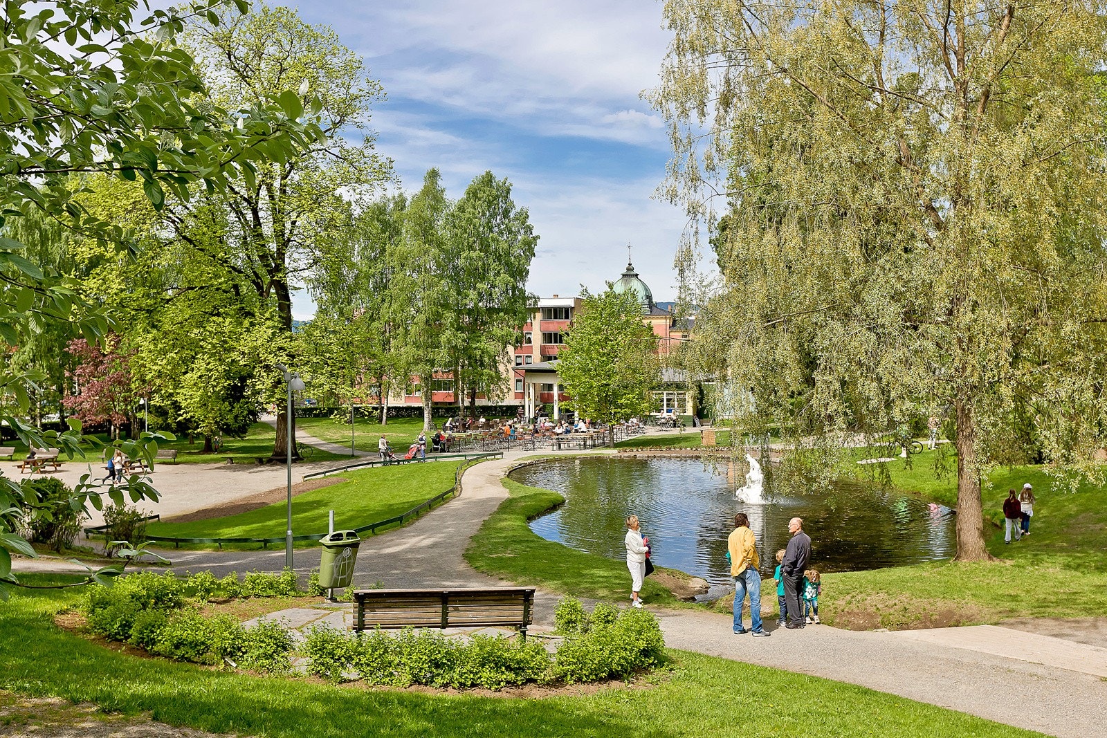 Sommerbilde av Søndre park som er "nabo" til leiligheten Galleribilde