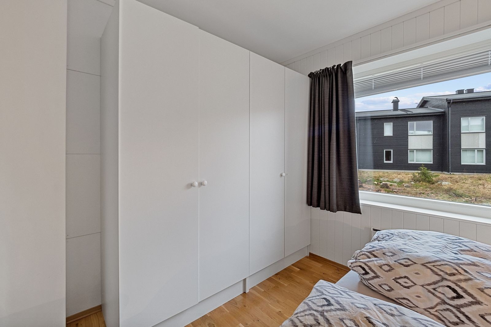 Hovedsoverom med garderobeskap og dobbeltseng Galleribilde