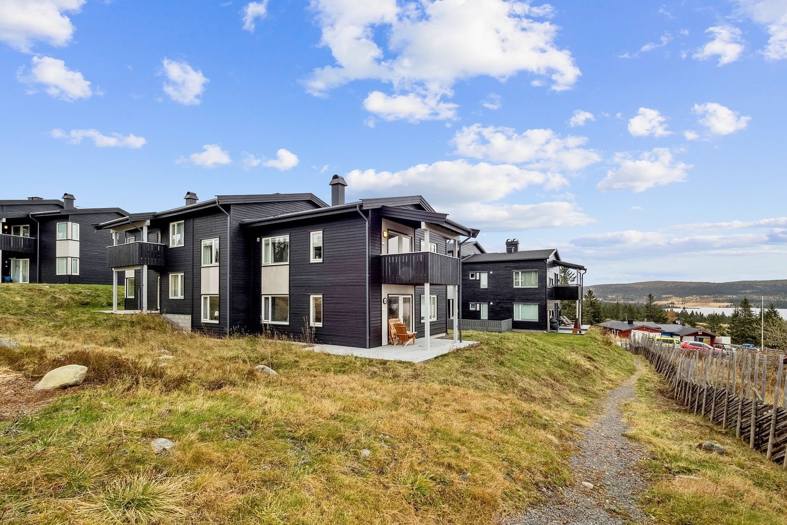 Utvendig med overbygd terrasse med utsikt ned mot Sjusjøen Galleribilde