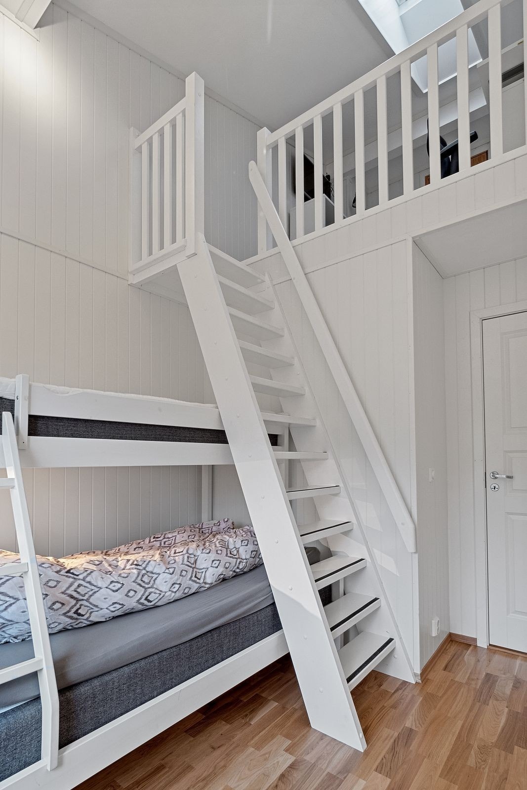 Soverom 3 med familiekøyeseng og trapp opp til hems Galleribilde